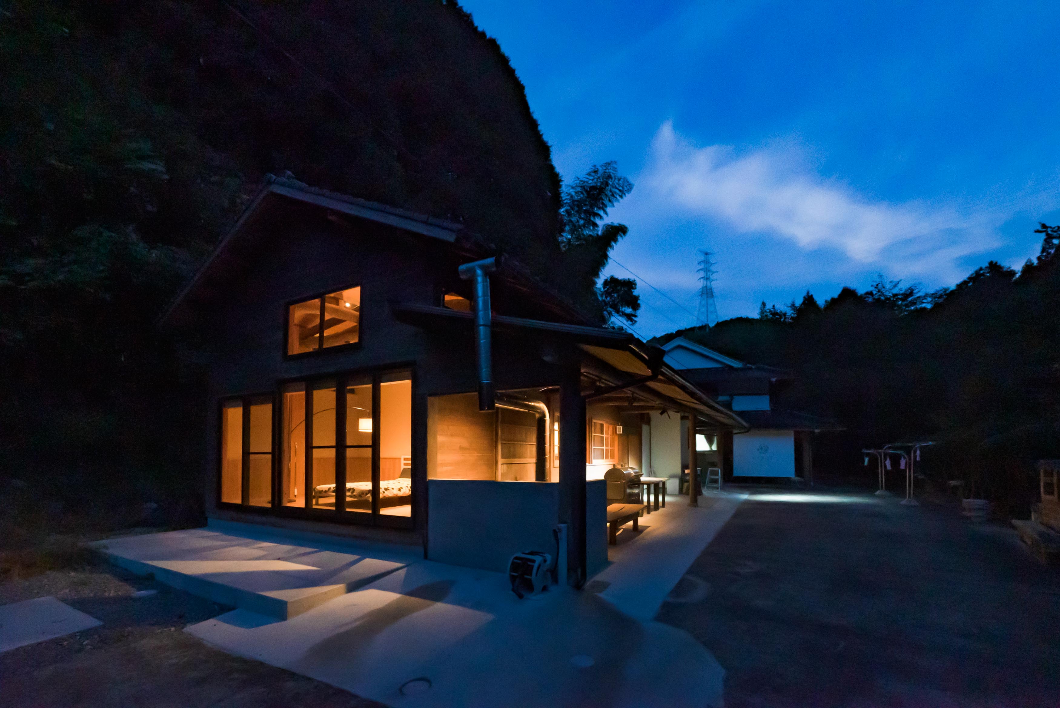 室内も屋外も温かな雰囲気の山小屋です。
