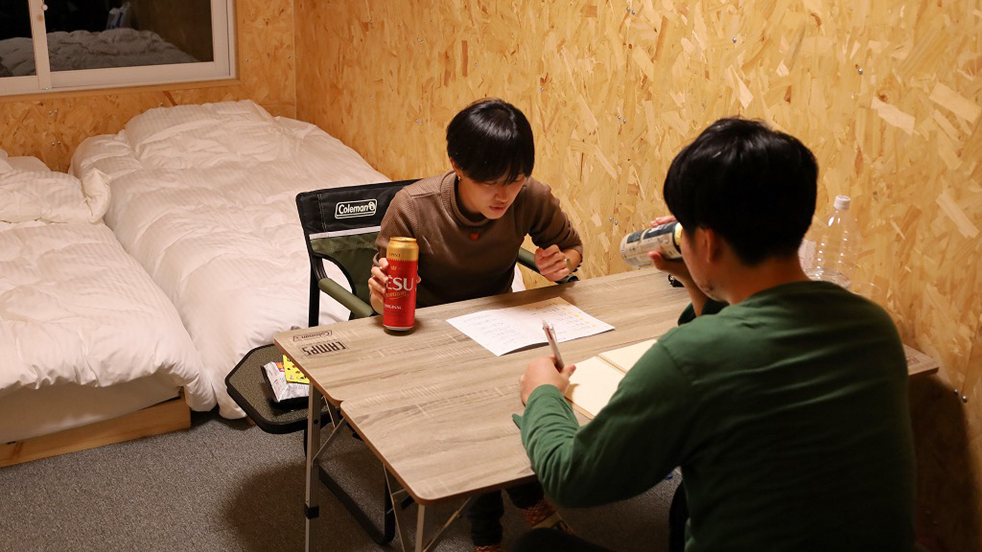 ・【宿泊棟】冷蔵庫があるので飲み物の保存も安心。夜はご家族やご友人と団らんの時間をお過ごしください