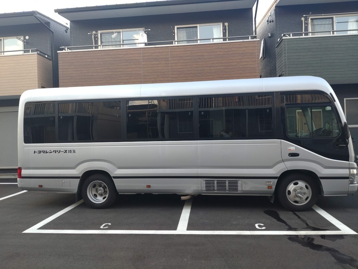 駐車場のマイクロバス