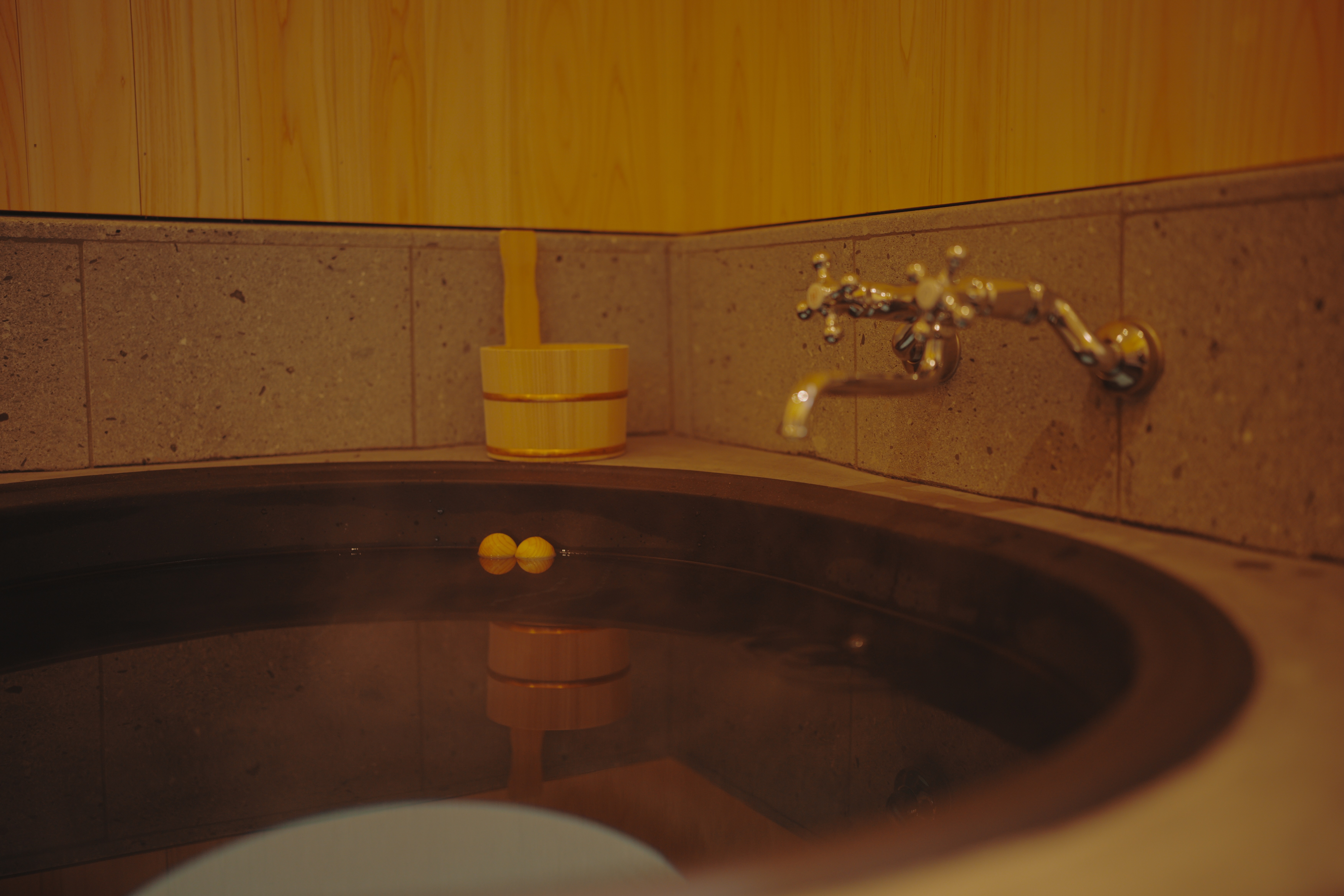 薪をつかって風呂を焚く「五右衛門風呂」