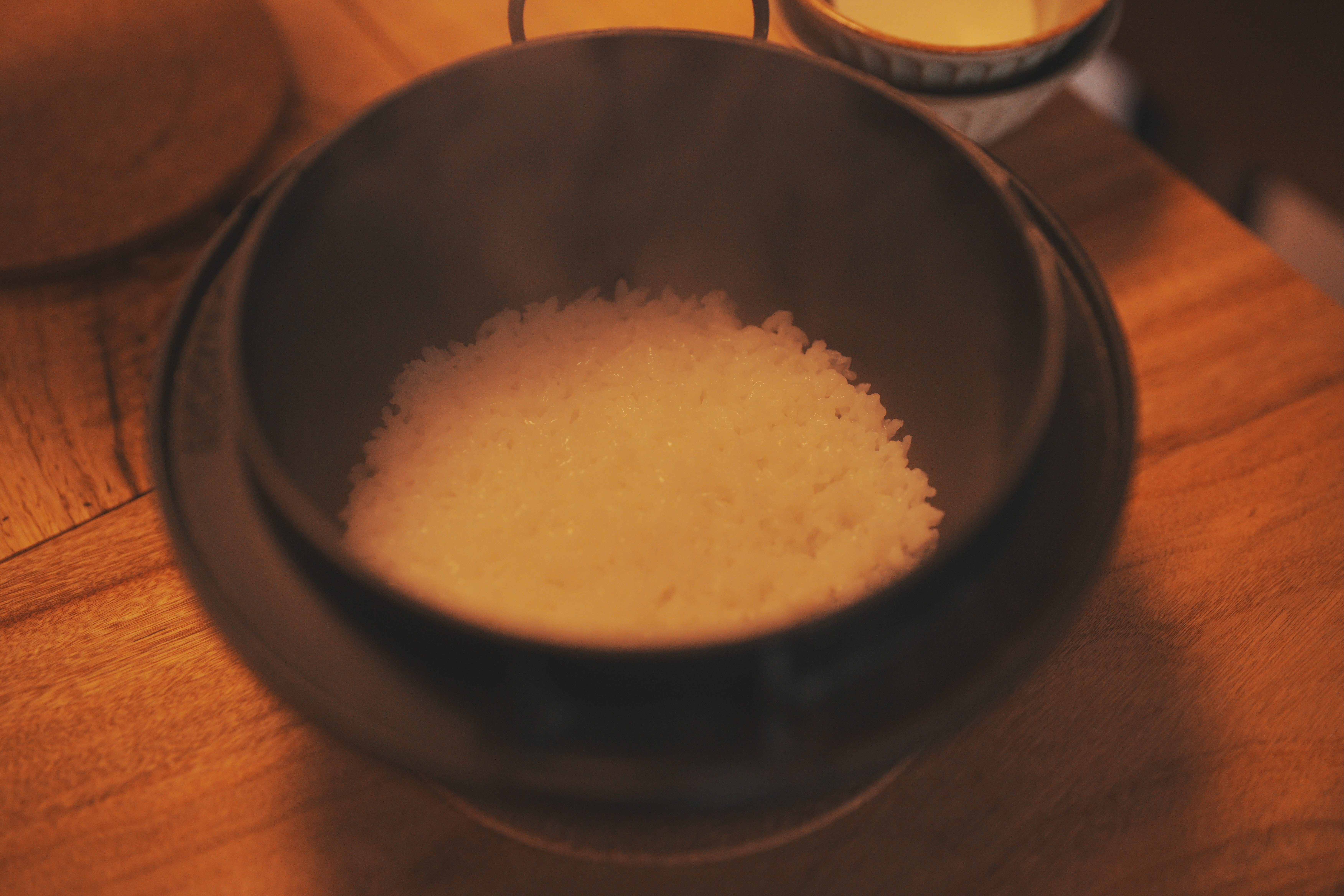 薪をつかってごはんを炊く