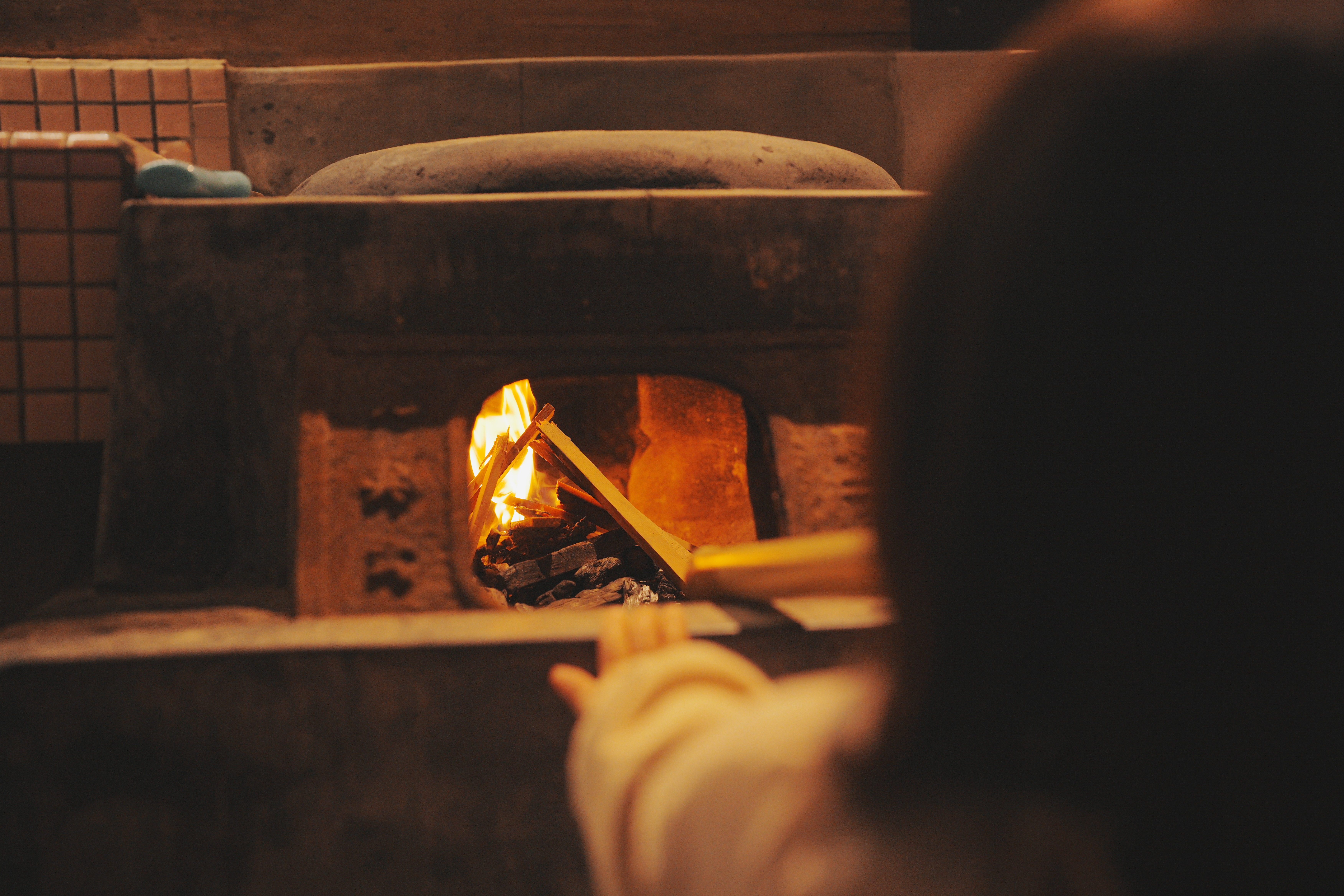 薪をつかってごはんを炊く