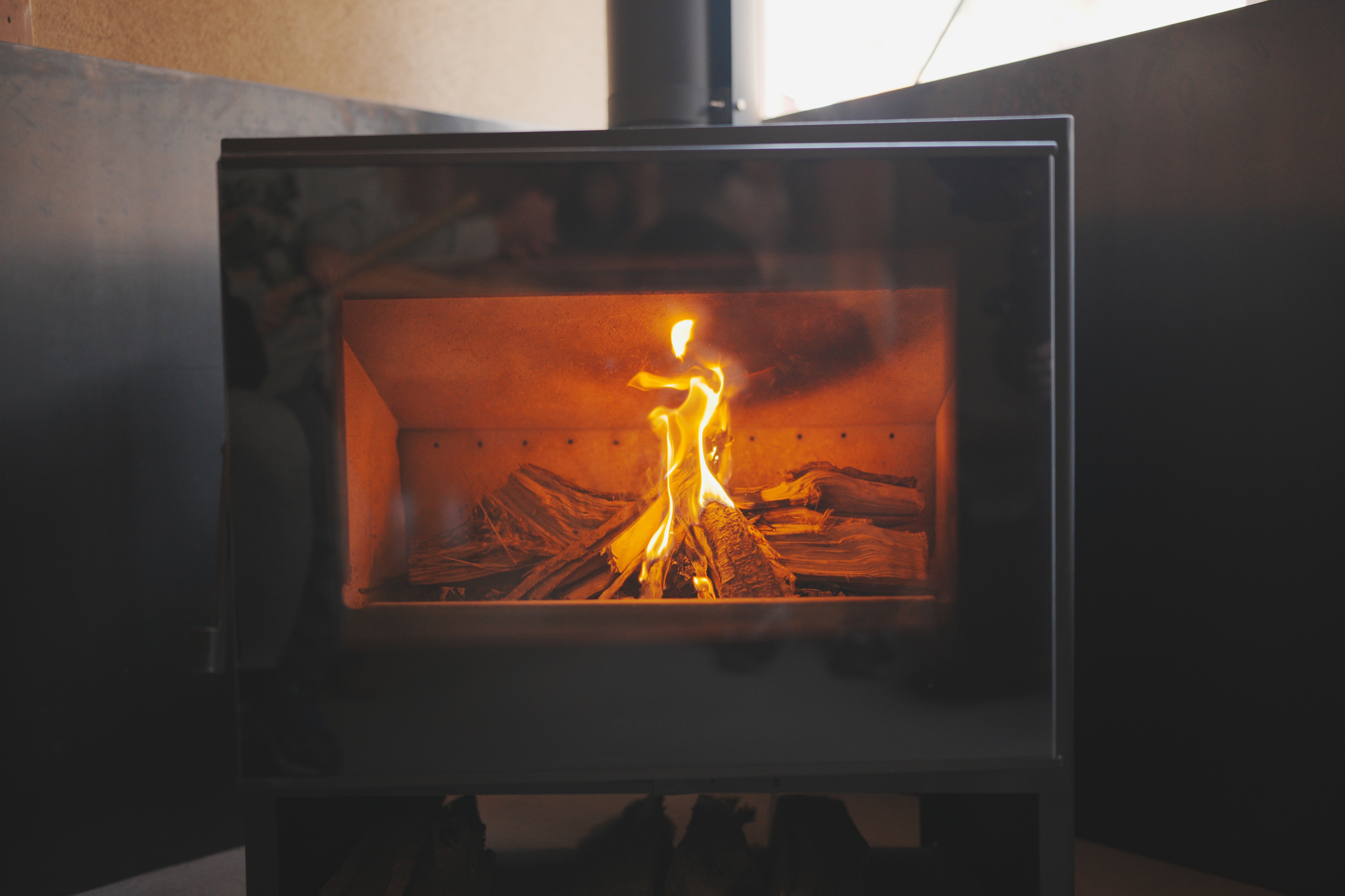 炎のゆらめきや音に癒やされて心が落ち着くきます。