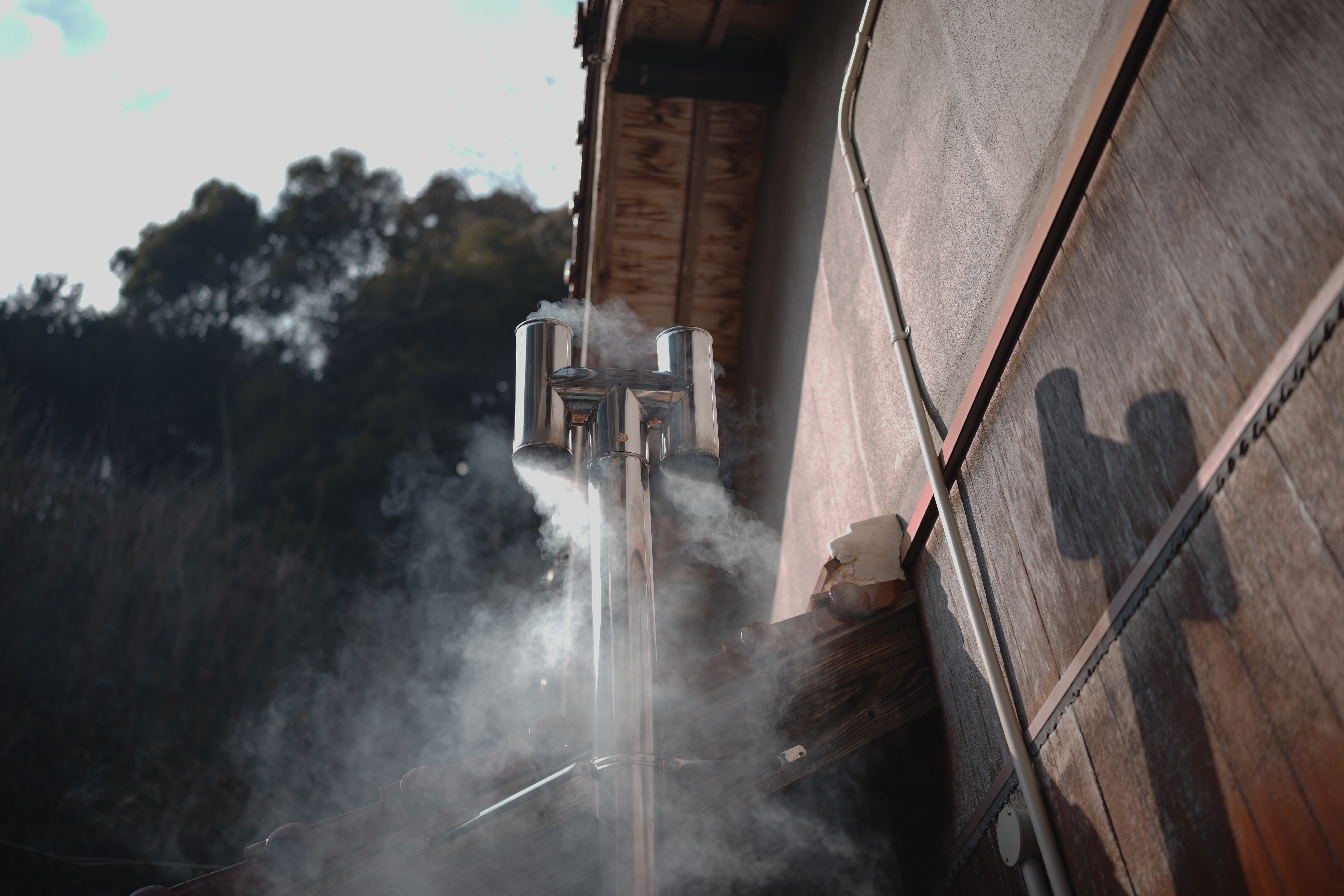 薪をつかって風呂を焚く「五右衛門風呂」