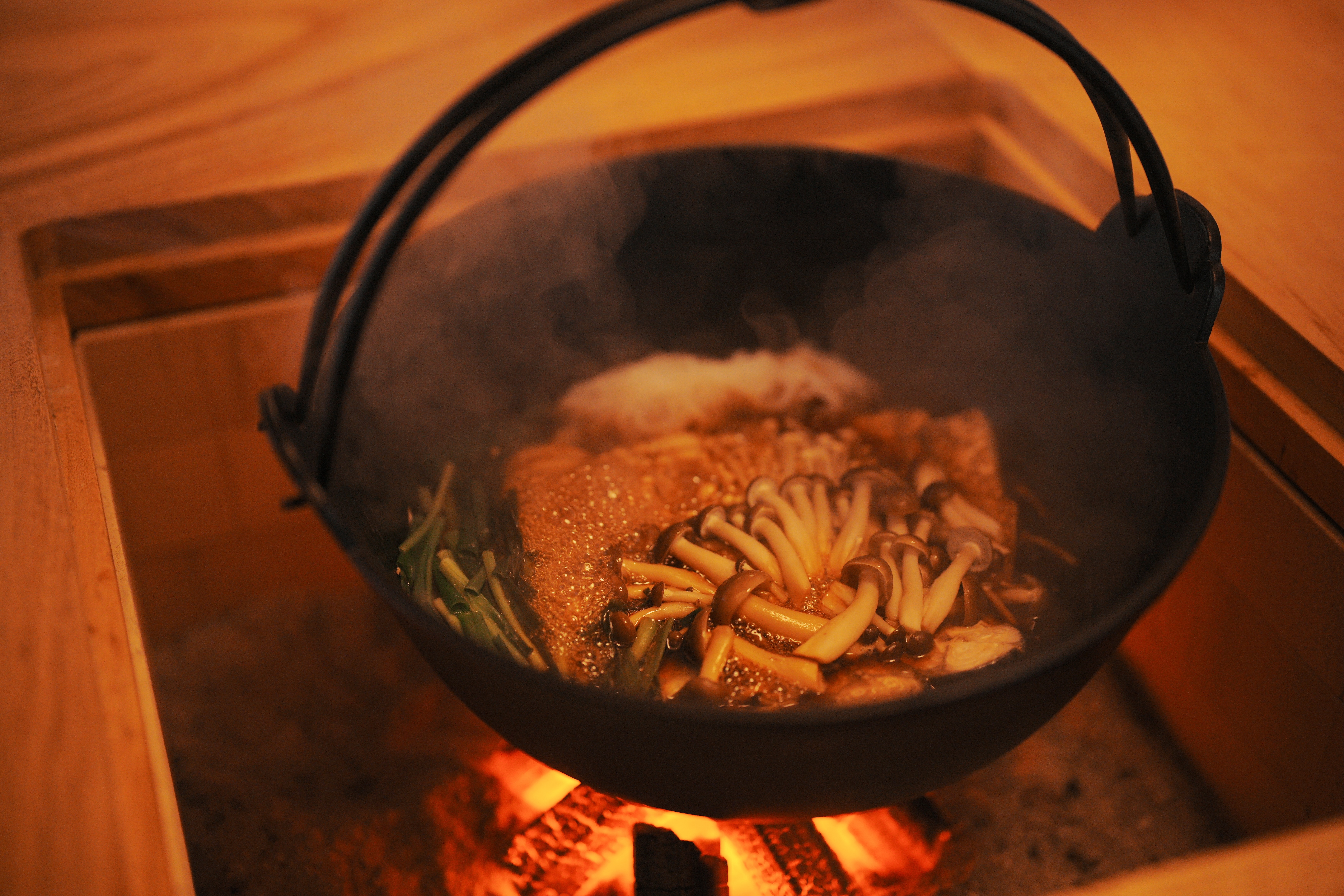囲炉裏で鍋をする