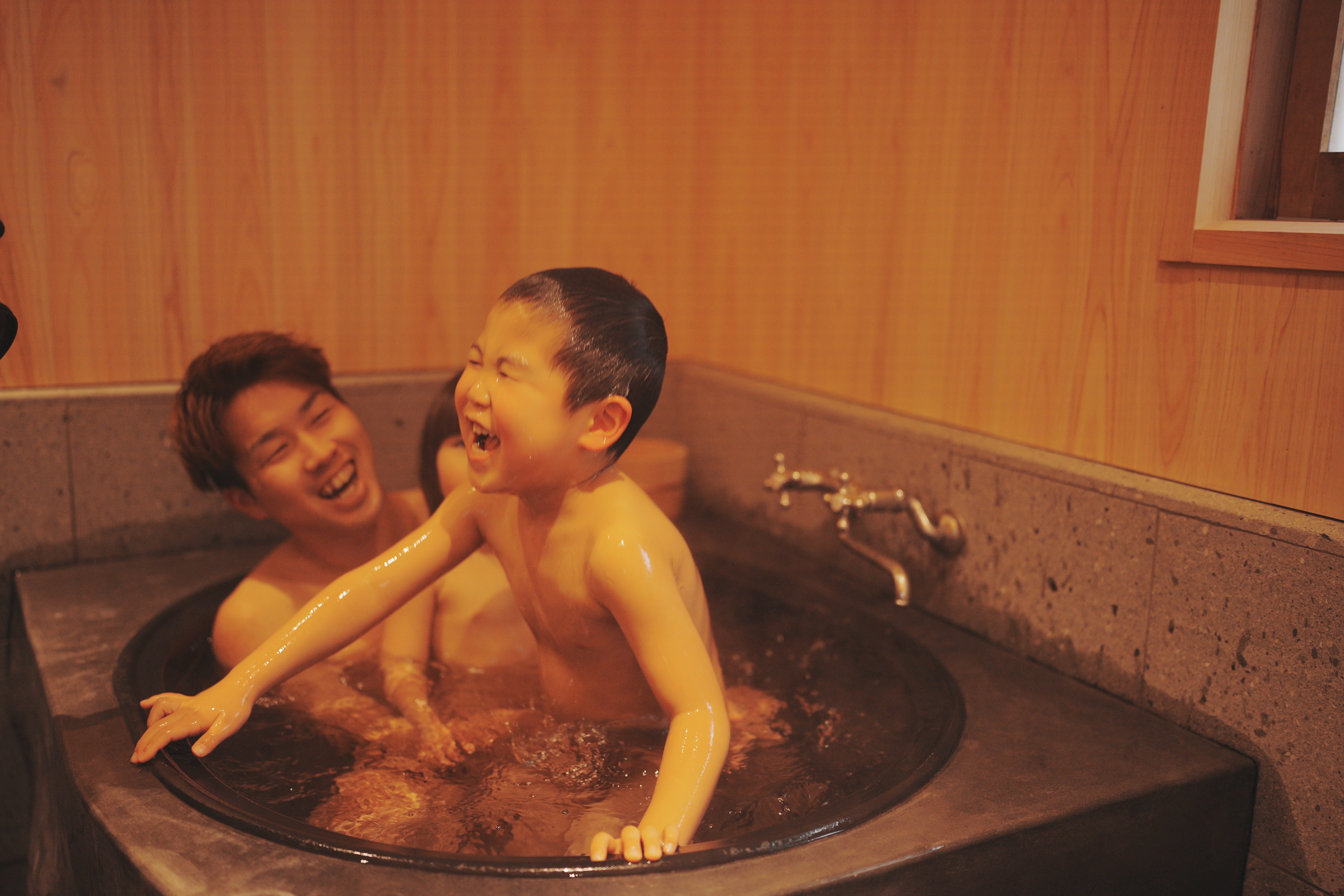 薪をつかって風呂を焚く「五右衛門風呂」