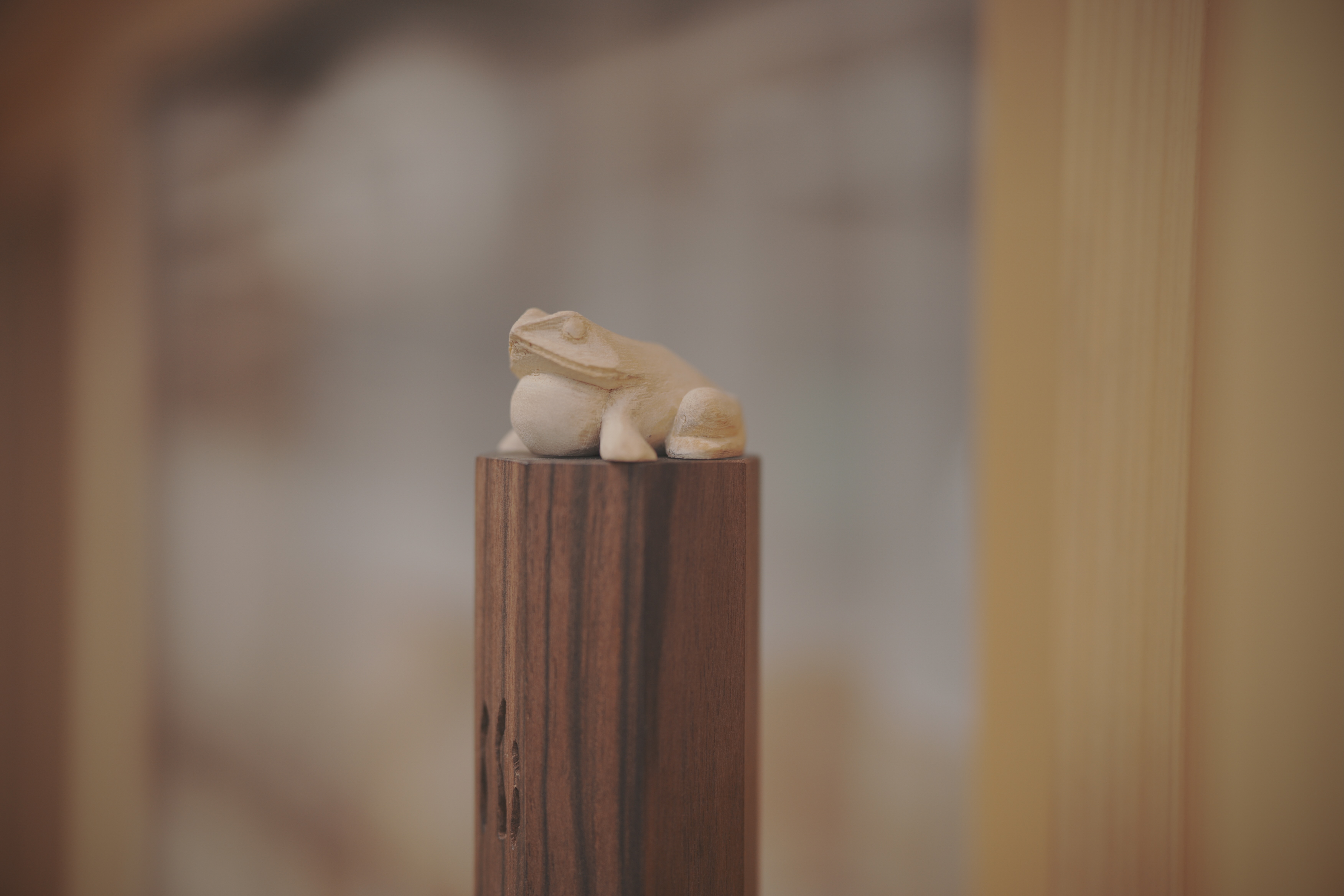 入口の取っ手に「カエル」