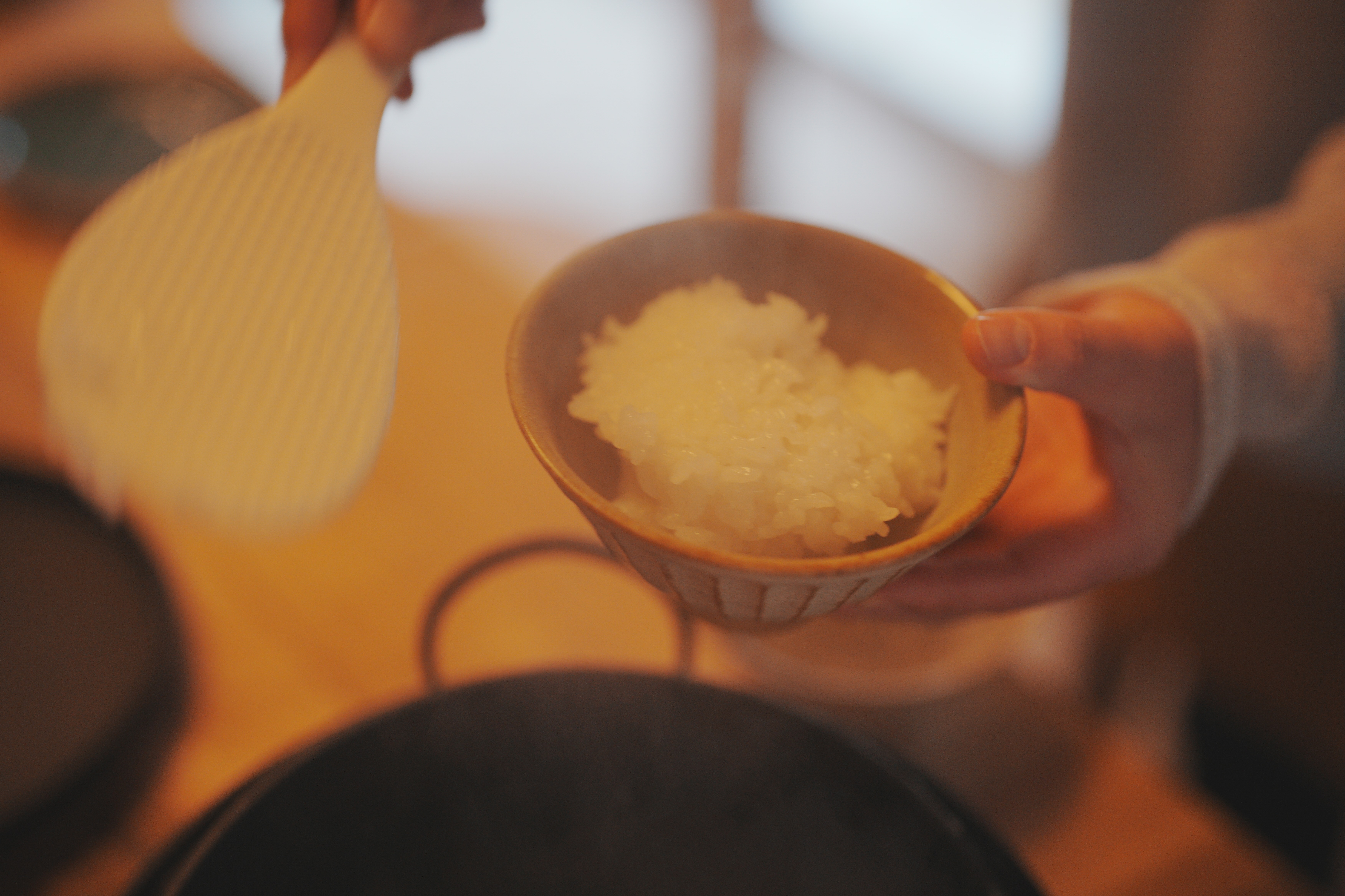 薪をつかってごはんを炊く