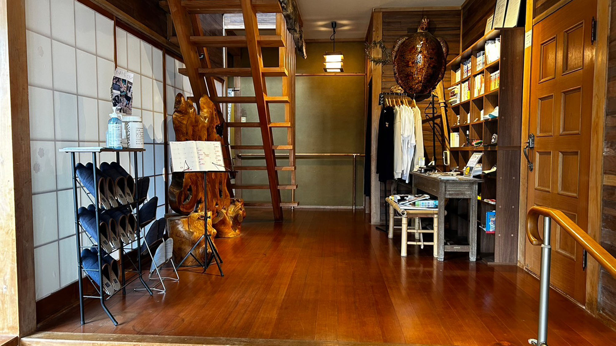 ・【玄関】丁寧な手仕事で作られた、あたたかみのある調度品がお出迎え