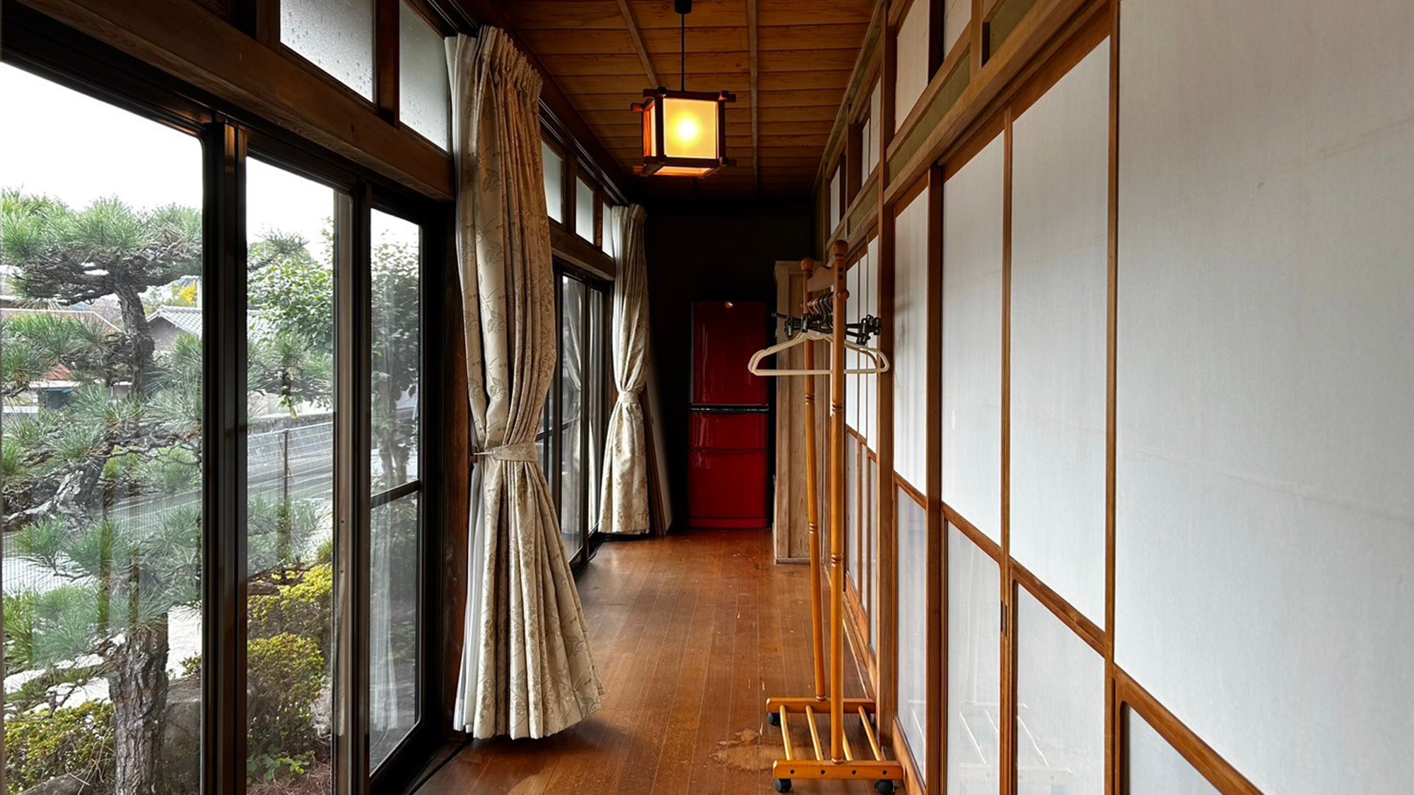 ・【廊下】庭園を眺めながら喧噪から離れ、ゆっくりお寛ぎください