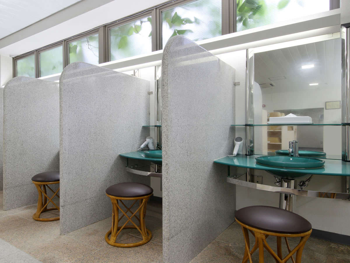 女性風呂の化粧台は個々に仕切られています