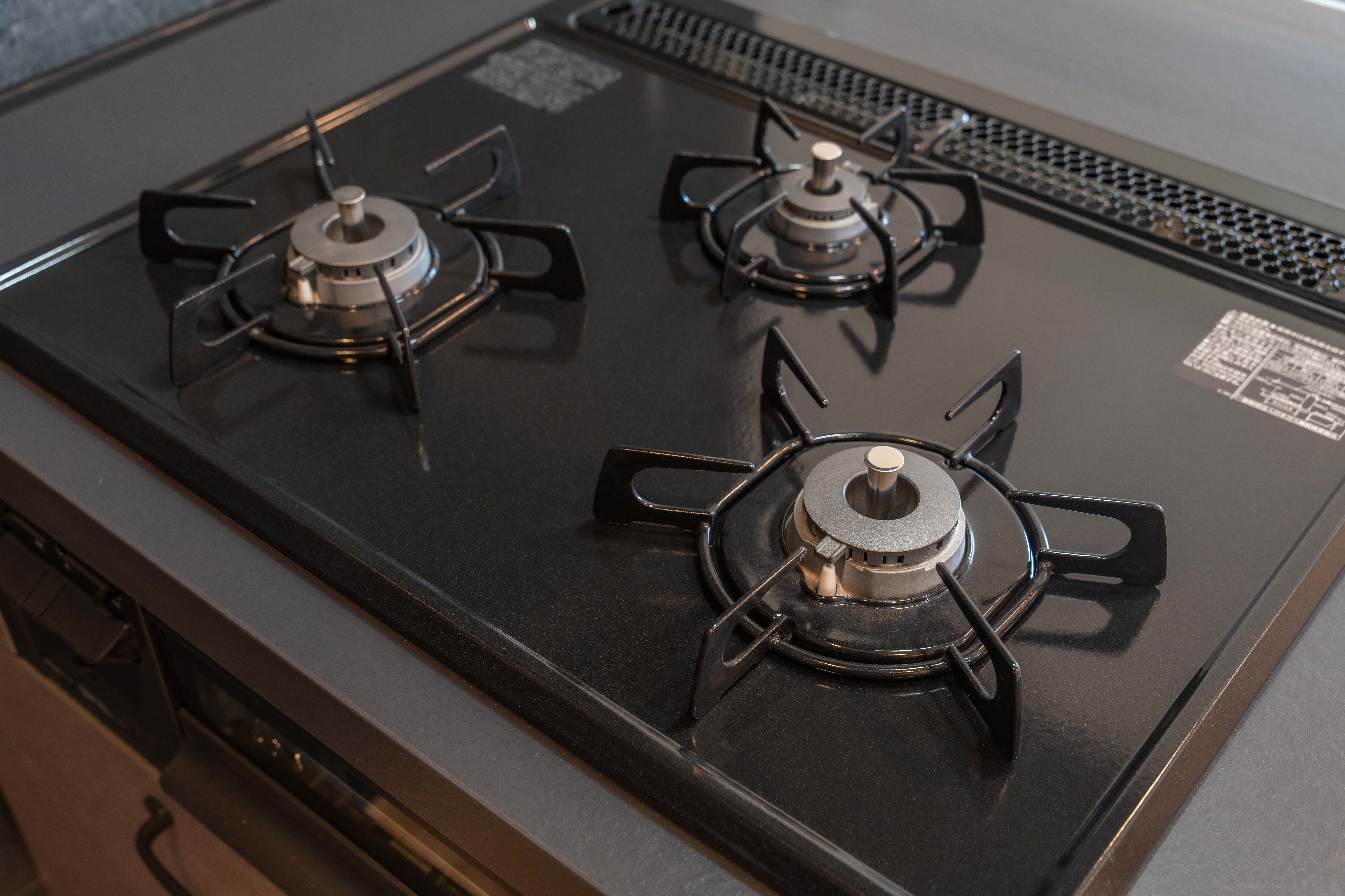 【蒼望楼concept琉球】コンロは三口で料理の幅も広がる。