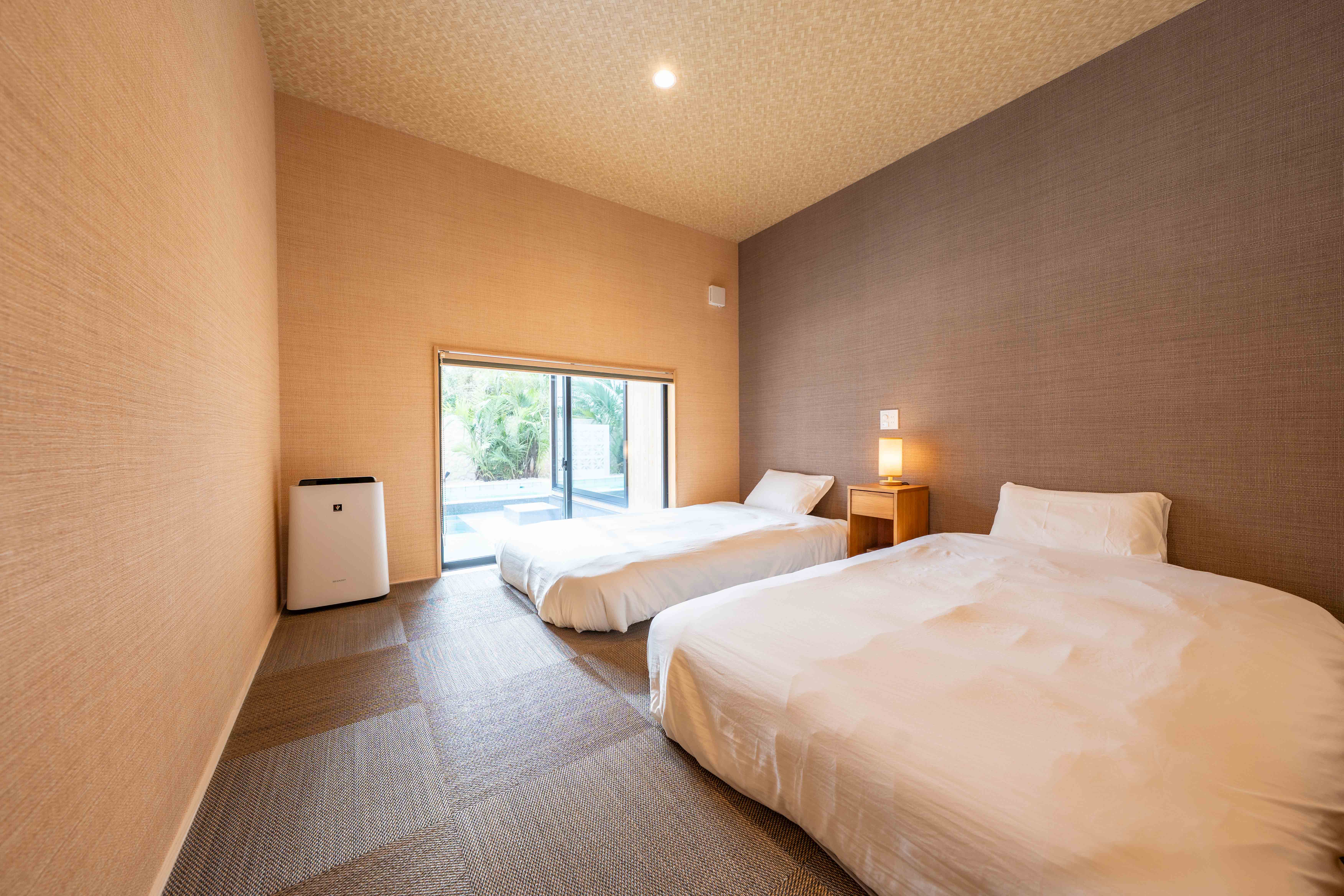 【蒼望楼concept琉球】《ベッドルーム3》セミダブルベッド&times;2