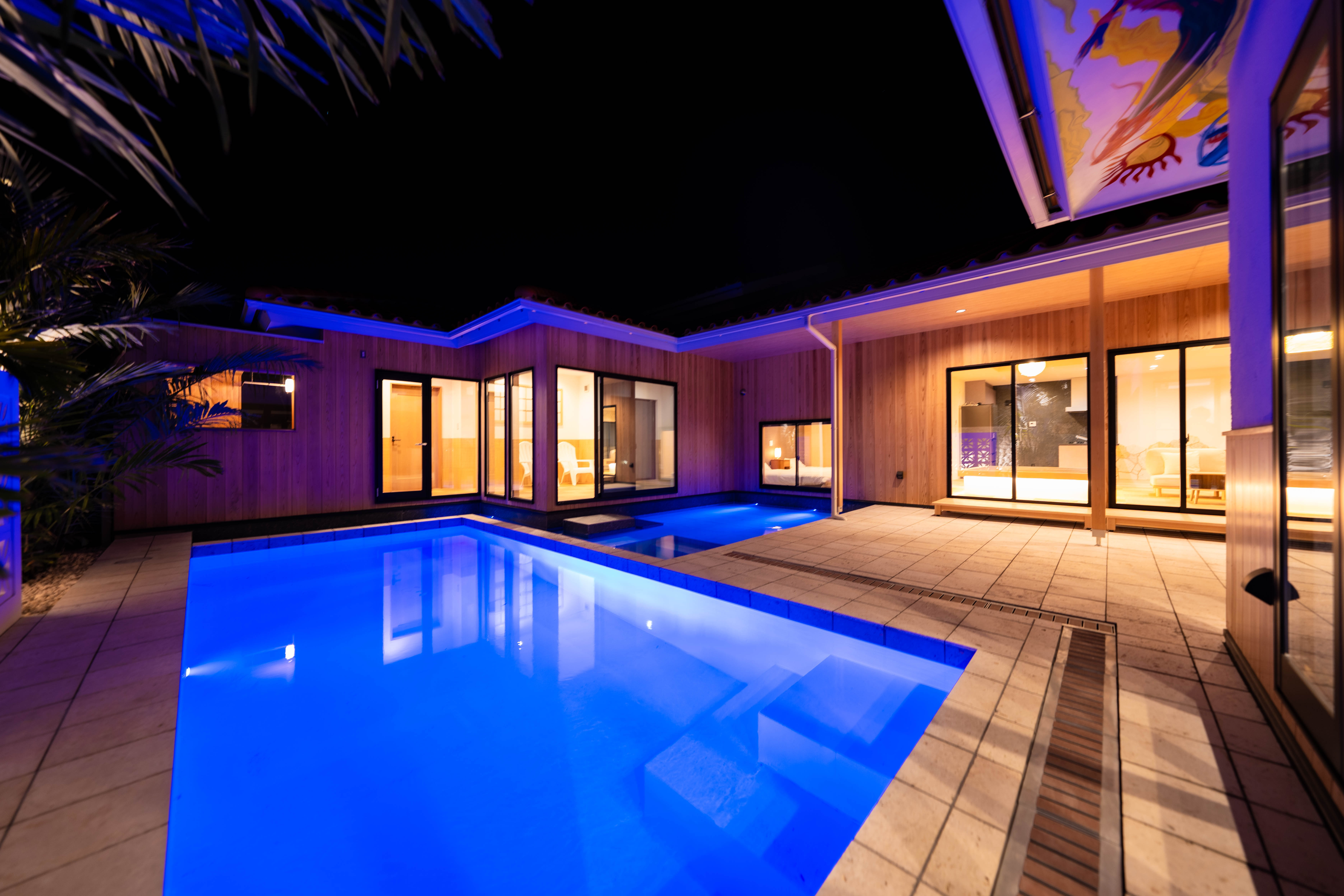 【蒼望楼concept琉球】夜のプールはムーディーな装い