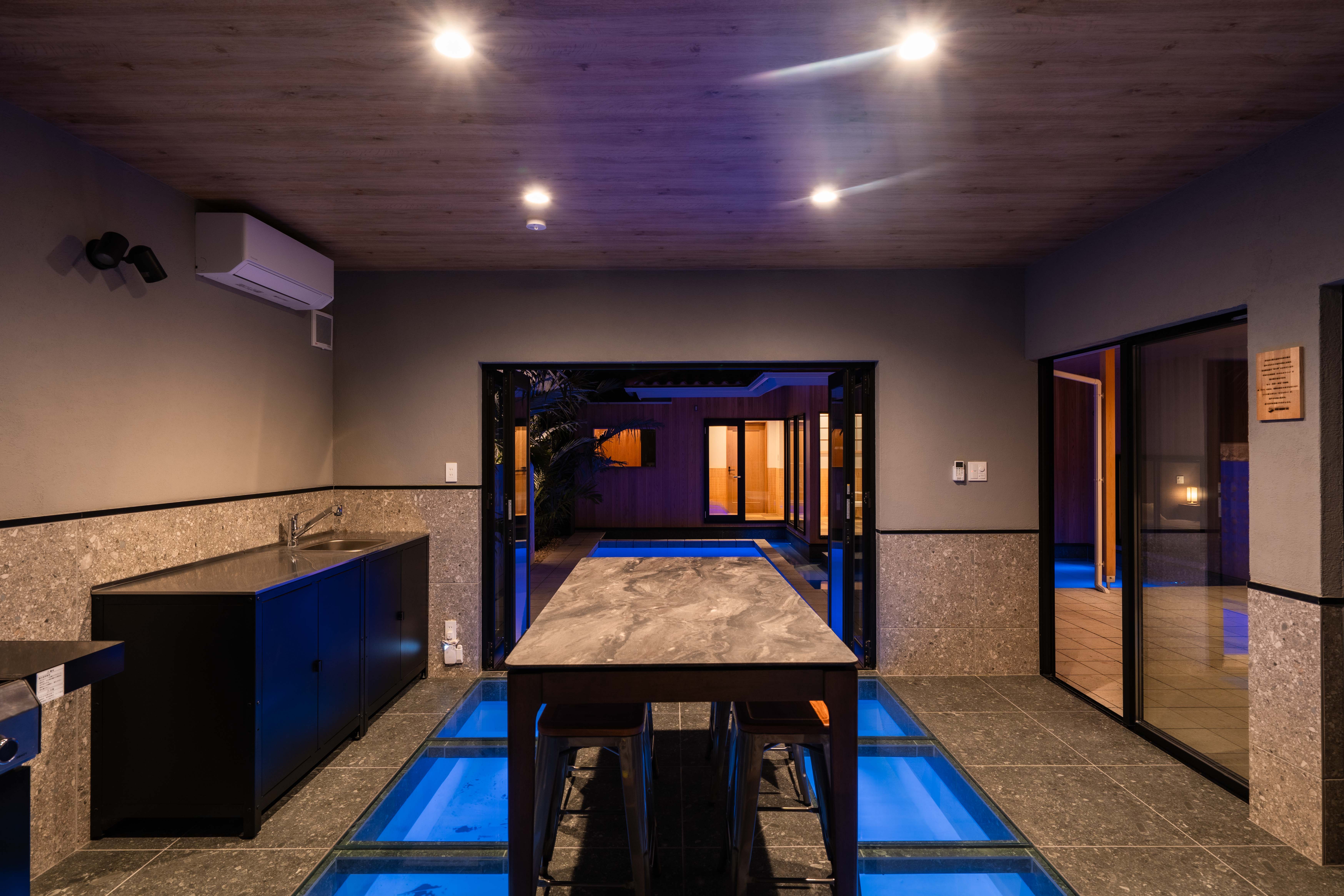 【蒼望楼concept琉球】夜のBBQ棟。昼間とはまた違った雰囲気でお楽しみ頂けます。