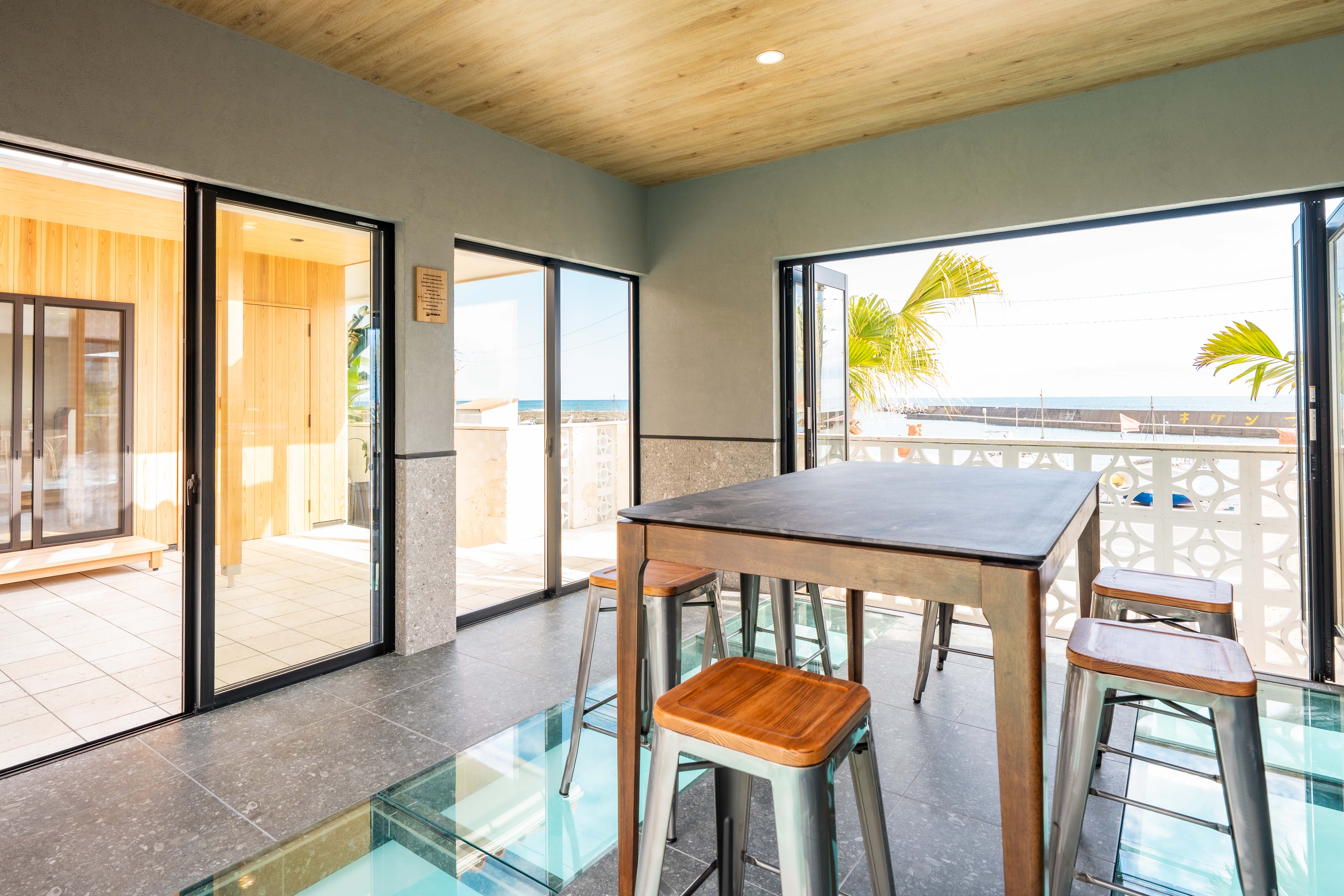 【蒼望楼concept琉球】BBQ棟。下には水が見える水盤形式。