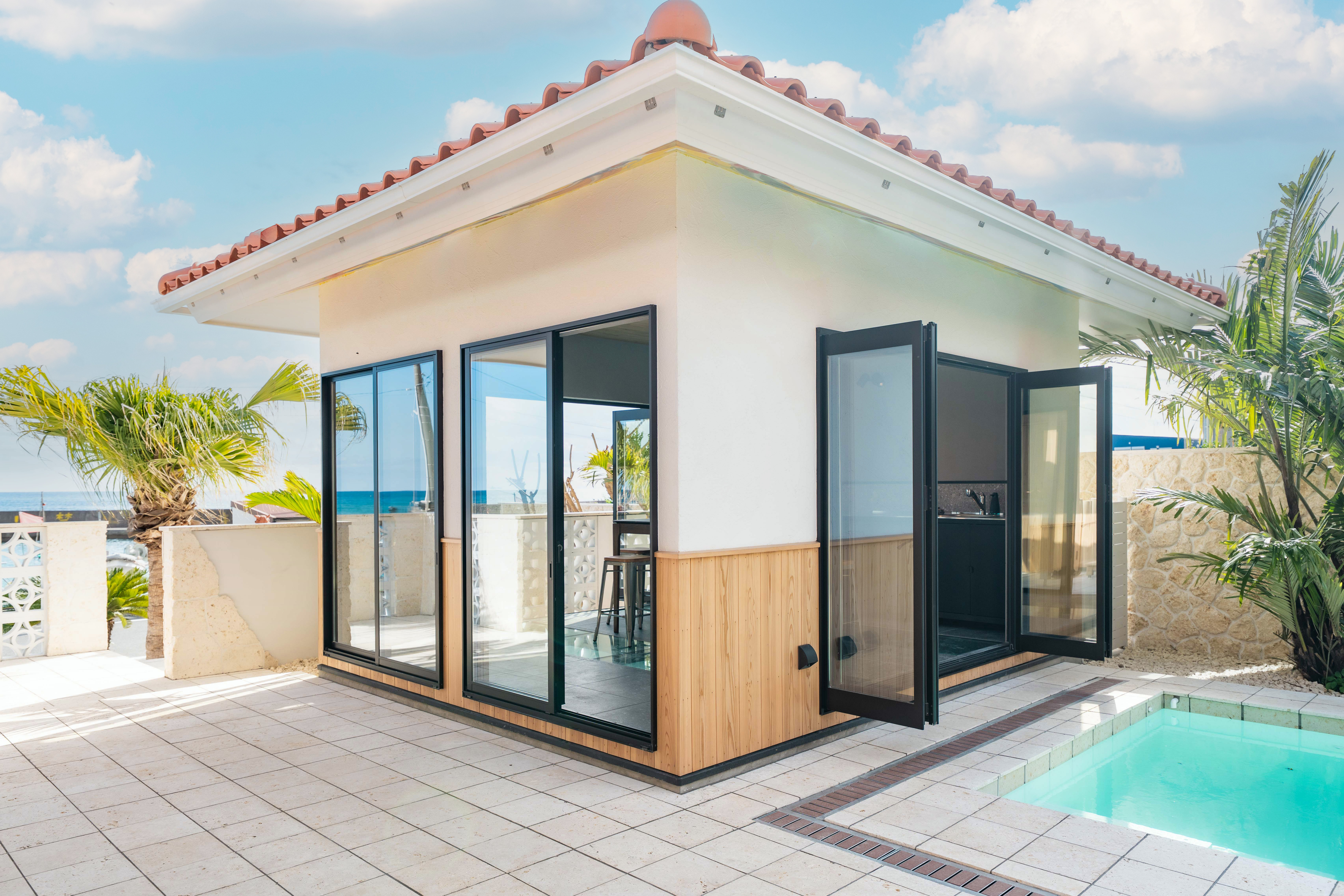 【蒼望楼concept琉球】BBQ棟。独立型なだけに煙も匂いも気にせず雨天時もBBQ可能