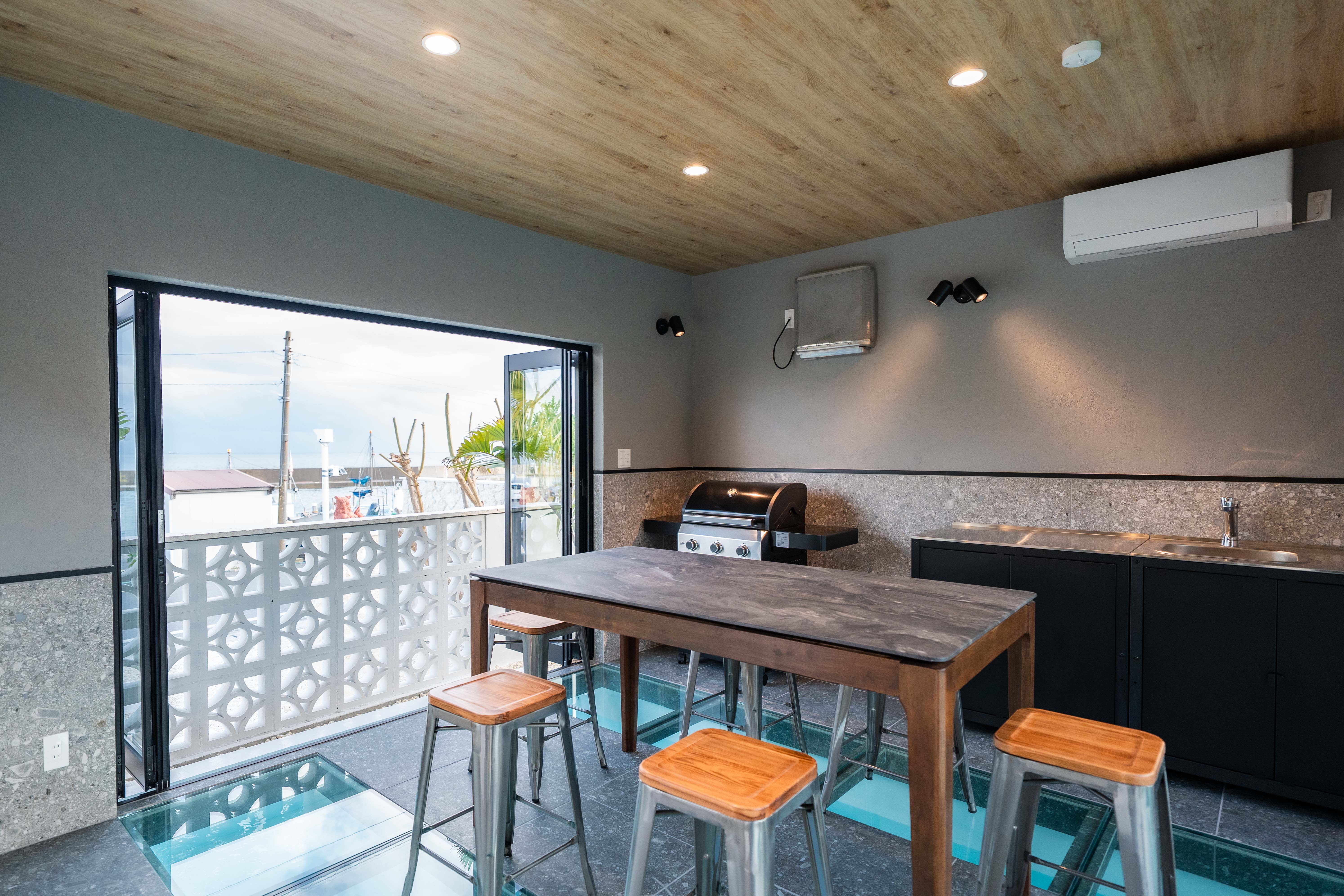 【蒼望楼concept琉球】BBQ棟内部。空調・水道も完備。