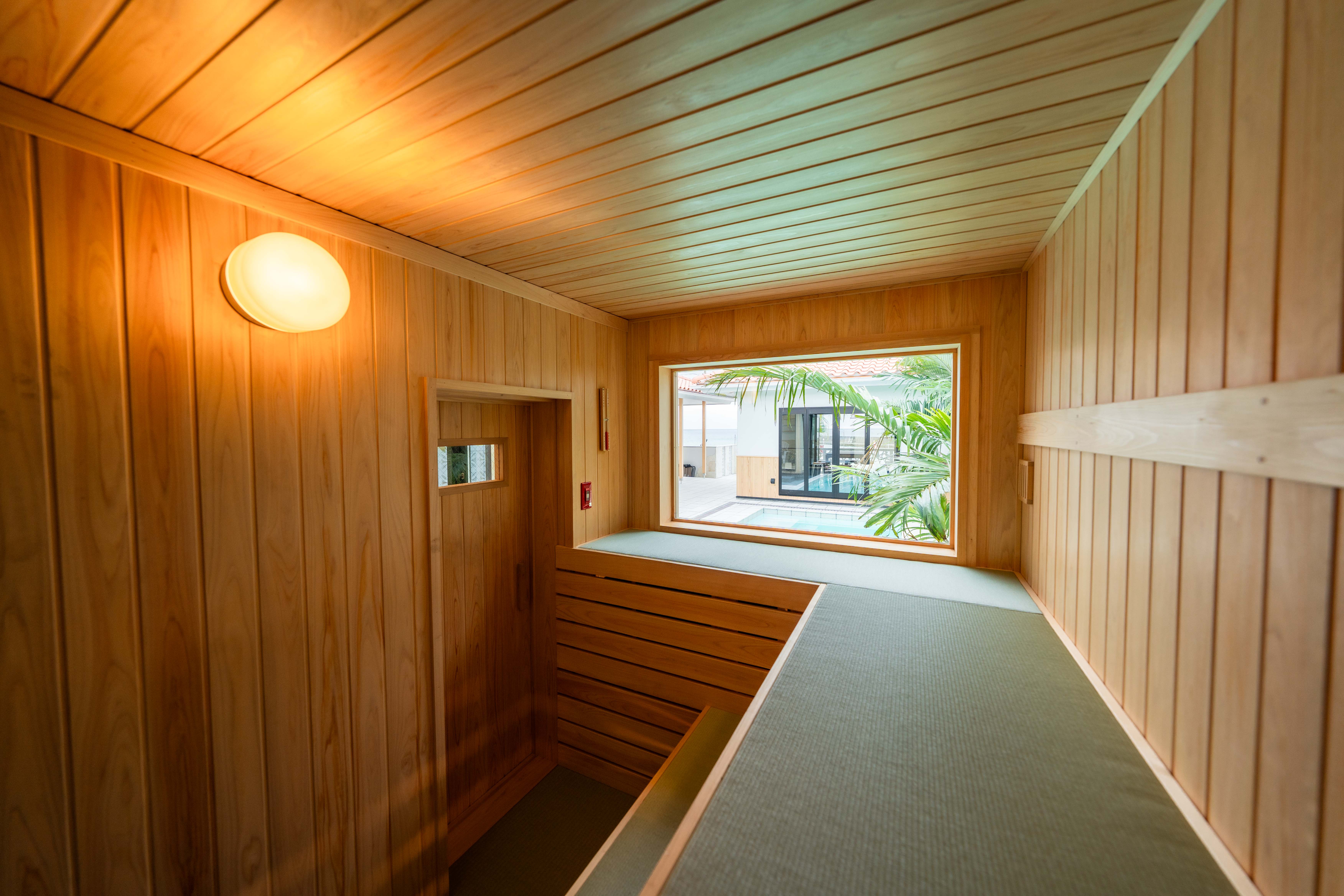 【蒼望楼concept琉球】外の様子を伺えるサウナルーム。