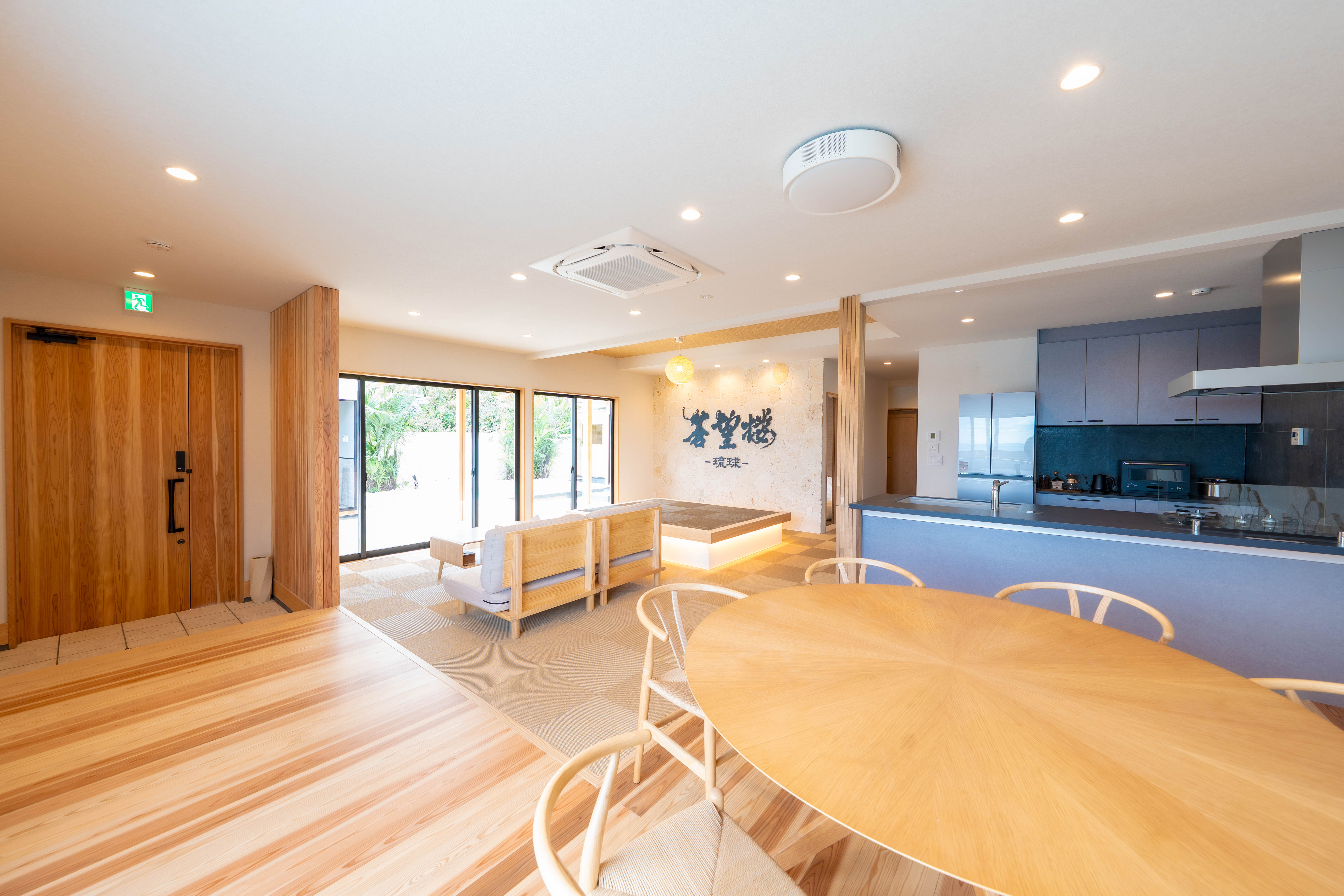 【蒼望楼concept琉球】玄関入ってすぐ広々としたリビング空間