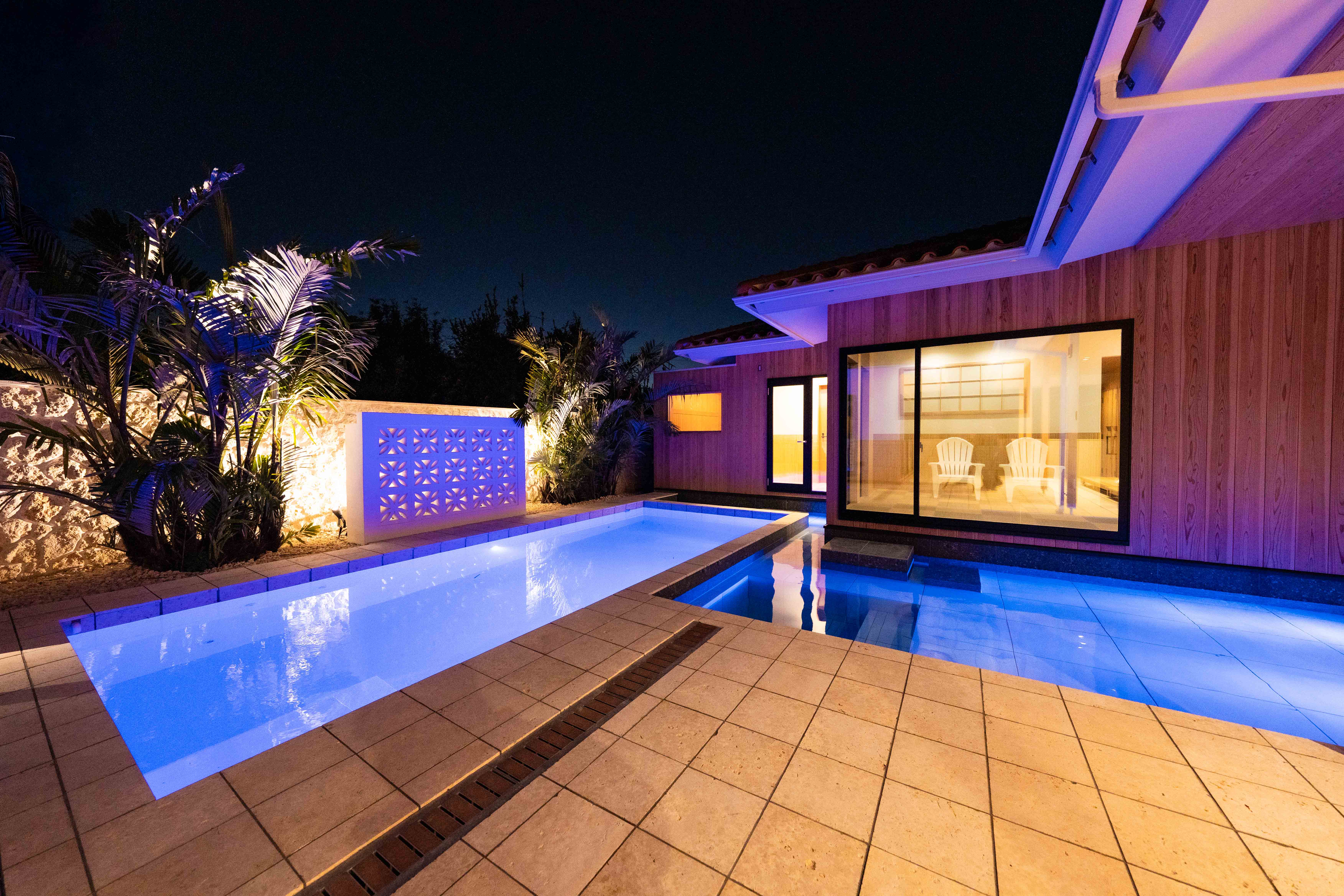 【蒼望楼concept琉球】夜のプール。プールサイドでサウナ後の整い時間も最高なひととき。