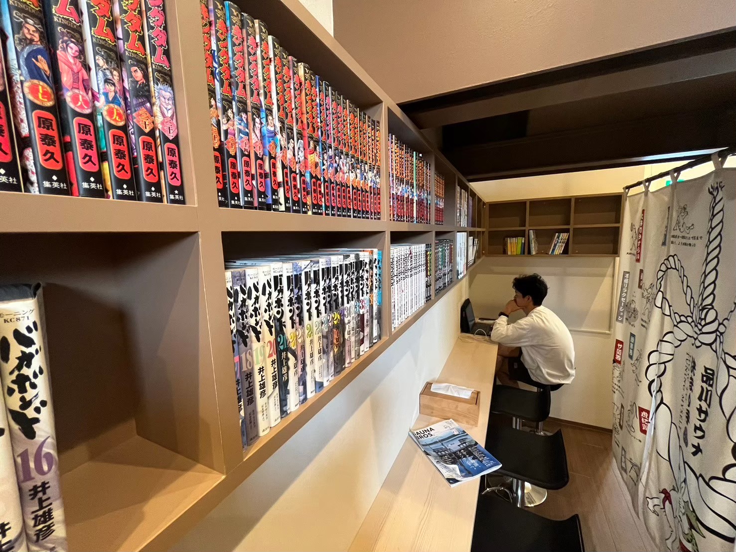 ◆1階カウンターテーブル◆コワーキングスペースとして活用・飲食の持ち込みも可能です。