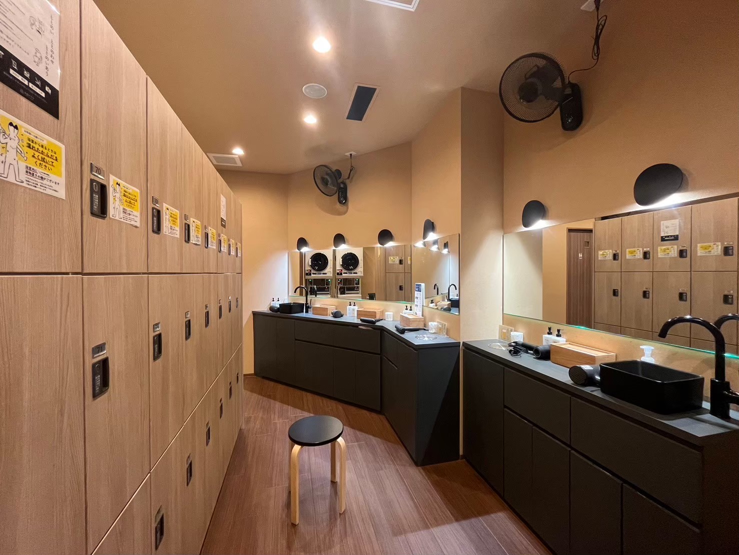 ◆2階 パウダールーム◆ヘアドライヤー・化粧水・乳液・ティッシュ・綿棒を設置しております。