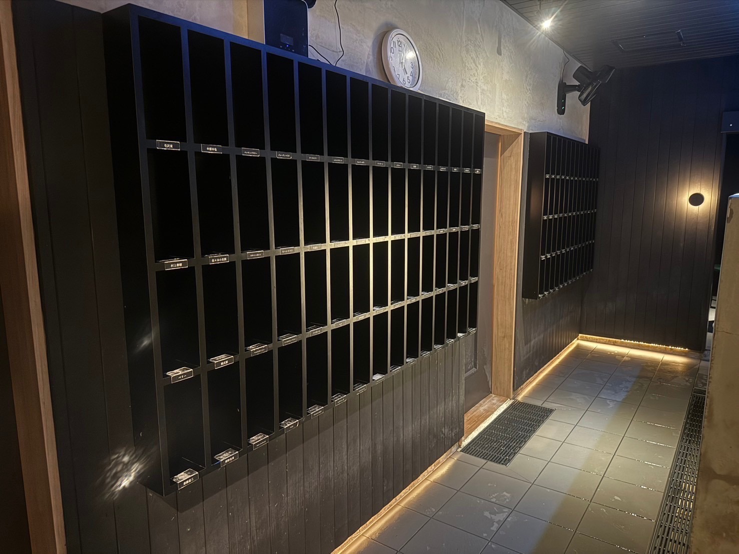 ◆浴室内棚◆浴室内にお飲み物やサウナハット、タオルを入れる棚があります。