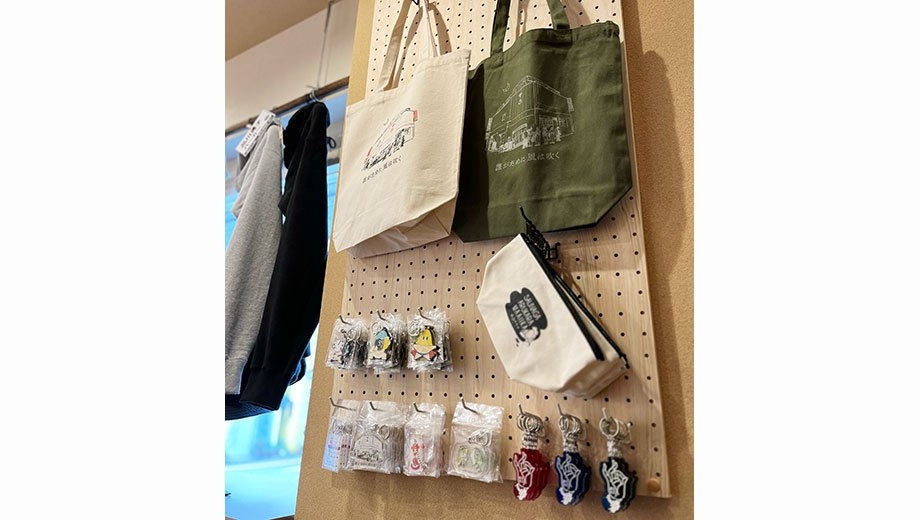 ◆グッズ・アパレル、好評販売中！お土産にもオススメ◆