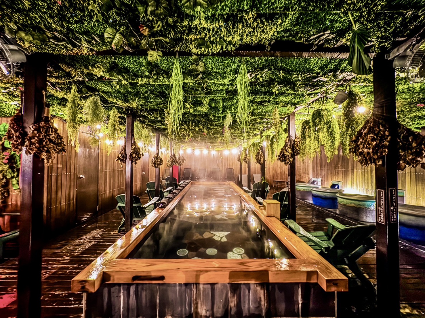 ◆屋上露天風呂◆季節によって温度を変えています。（夏季は33℃〜37℃、冬季は39℃〜42℃）