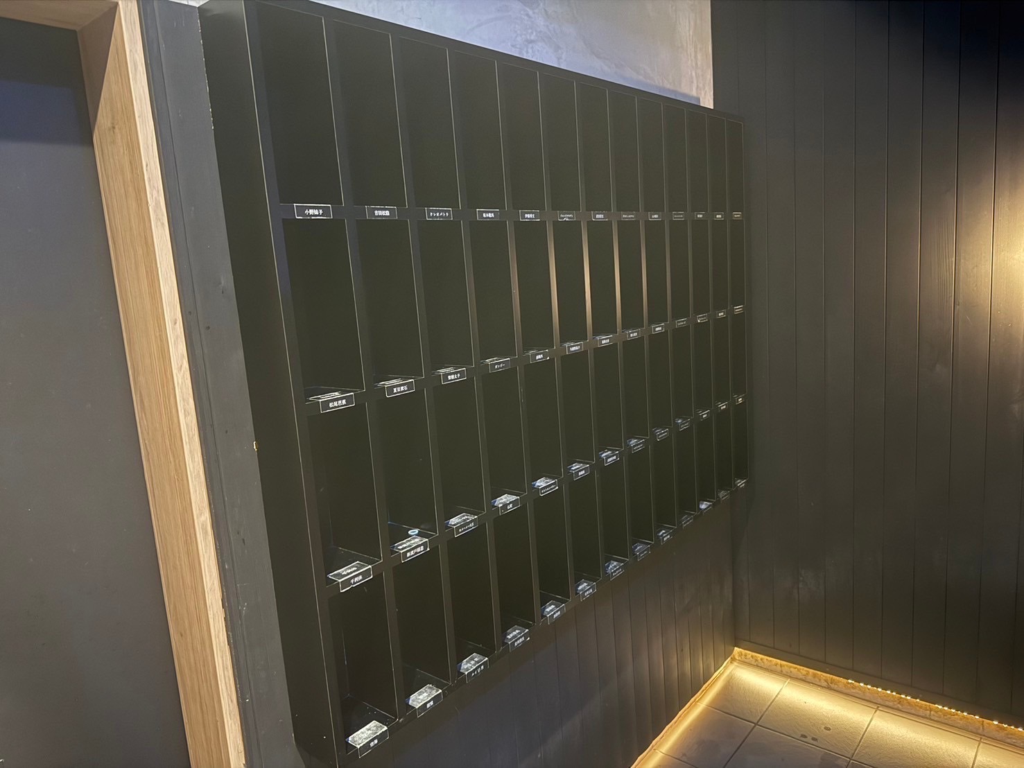 ◆浴室内棚②◆目印は偉人の名前。その日の気分でに合わせて偉人を選らんでお使いください。