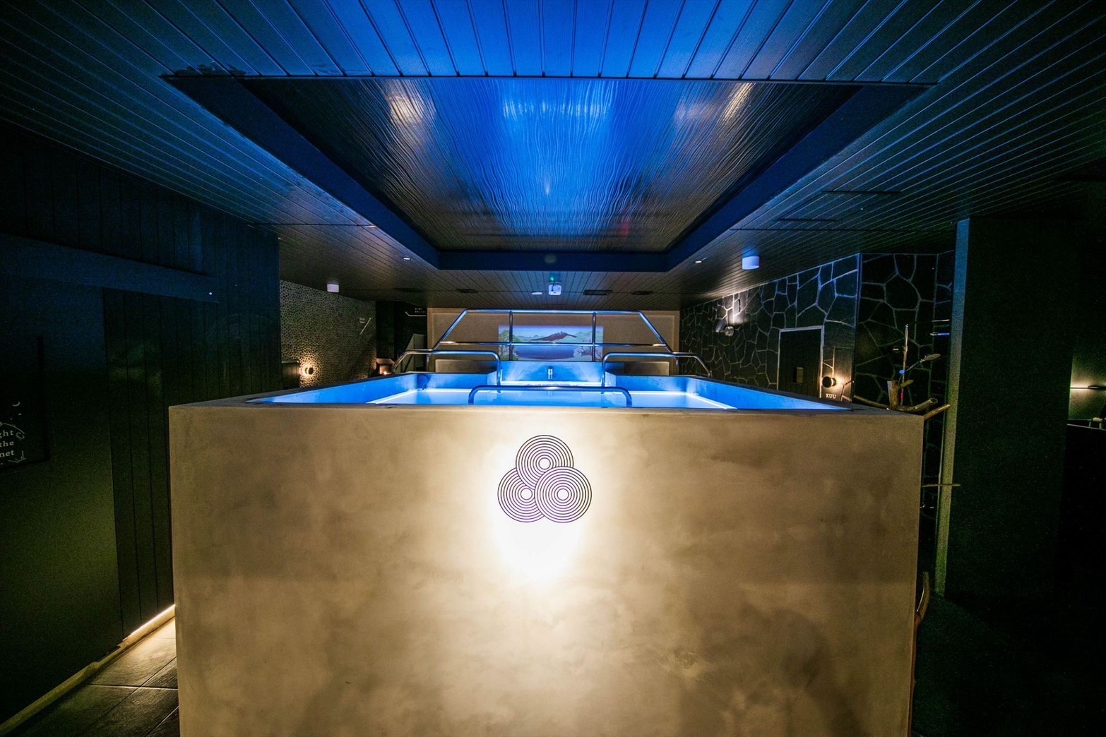 ◆浴室◆正面に鎮座する最大水深140センチの水風呂【リトルマーメイド】頭まで掛水すれば潜水可能