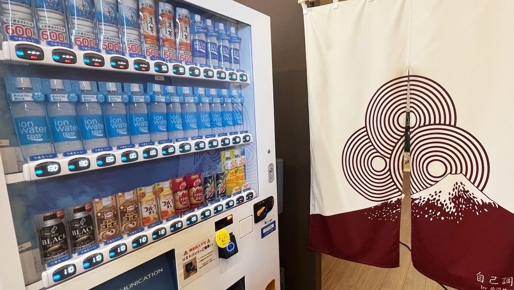 ◆2階自動販売機◆水90円、麦茶100円、ポカリ140円。これが品サ名物！謎安自販機。