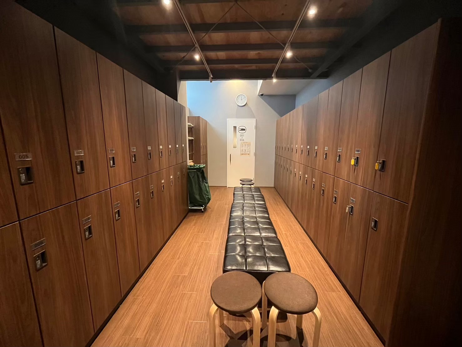 ◆宿泊者専用ロッカールーム◆2段ロッカーです。横幅30㎝&times;高さ96㎝&times;奥行き49㎝