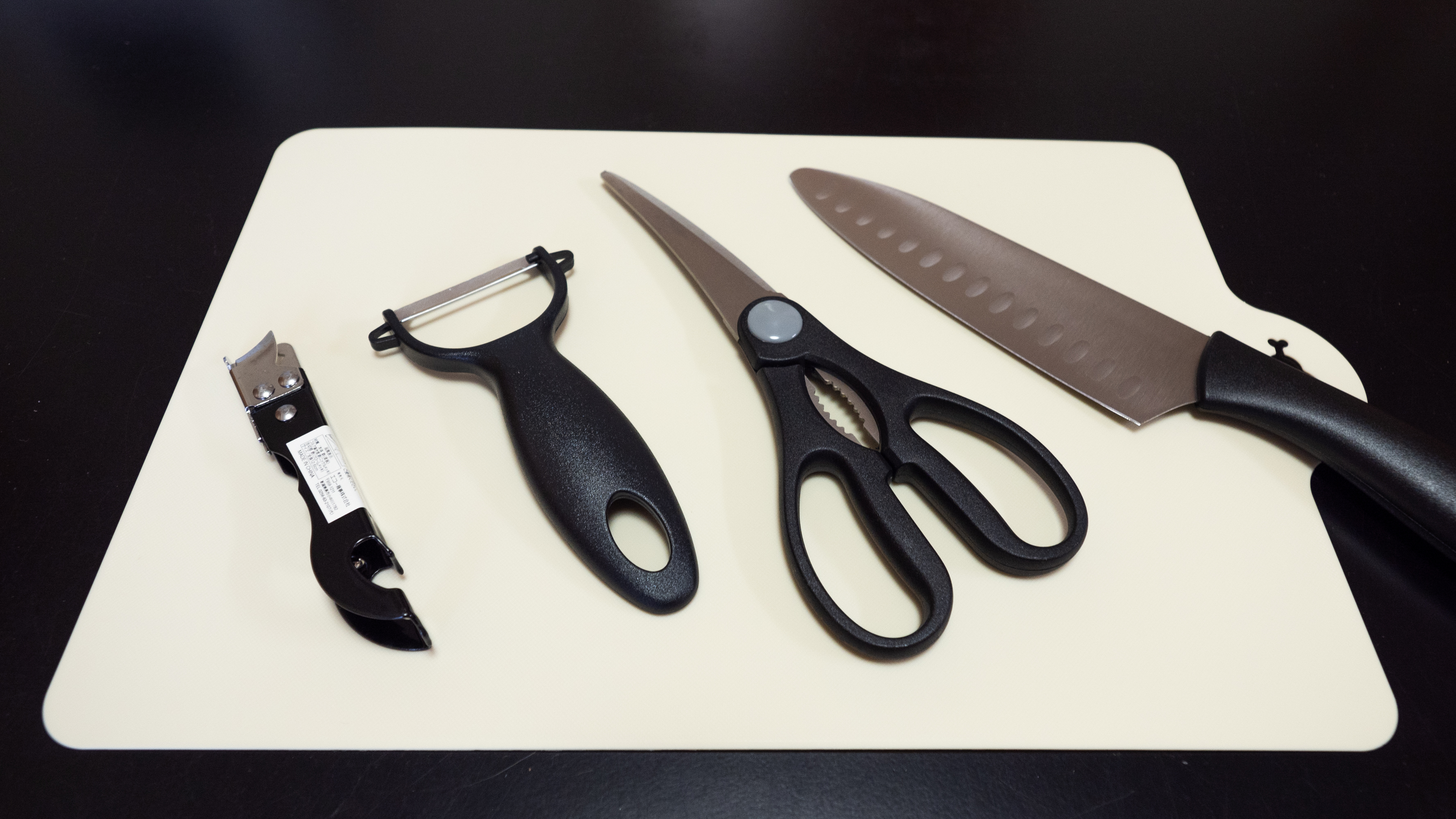 栓抜き、ピーラー、キッチンバサミ、包丁