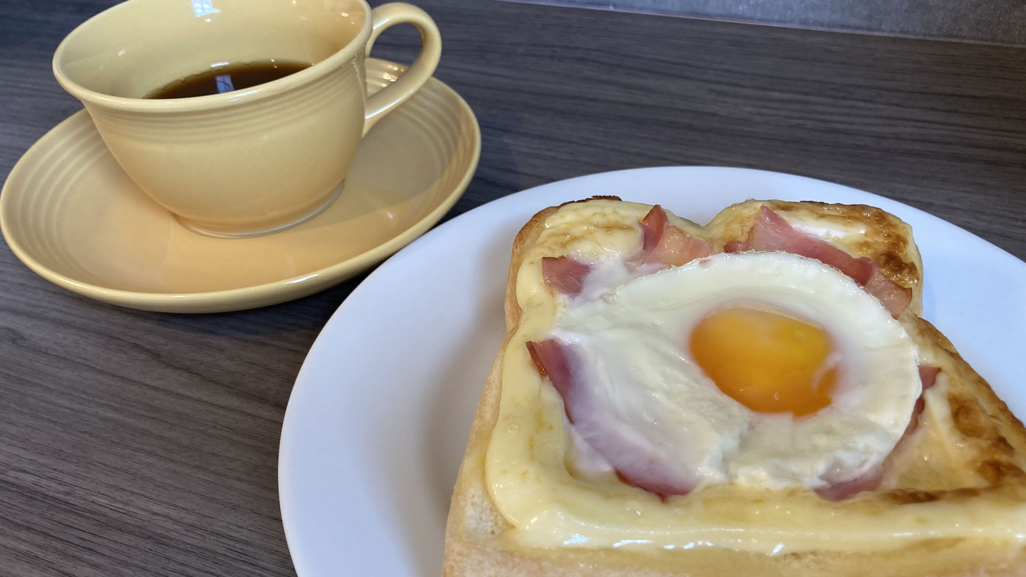 《選べる軽朝食》半熟卵とろけるベーコンエッグトースト