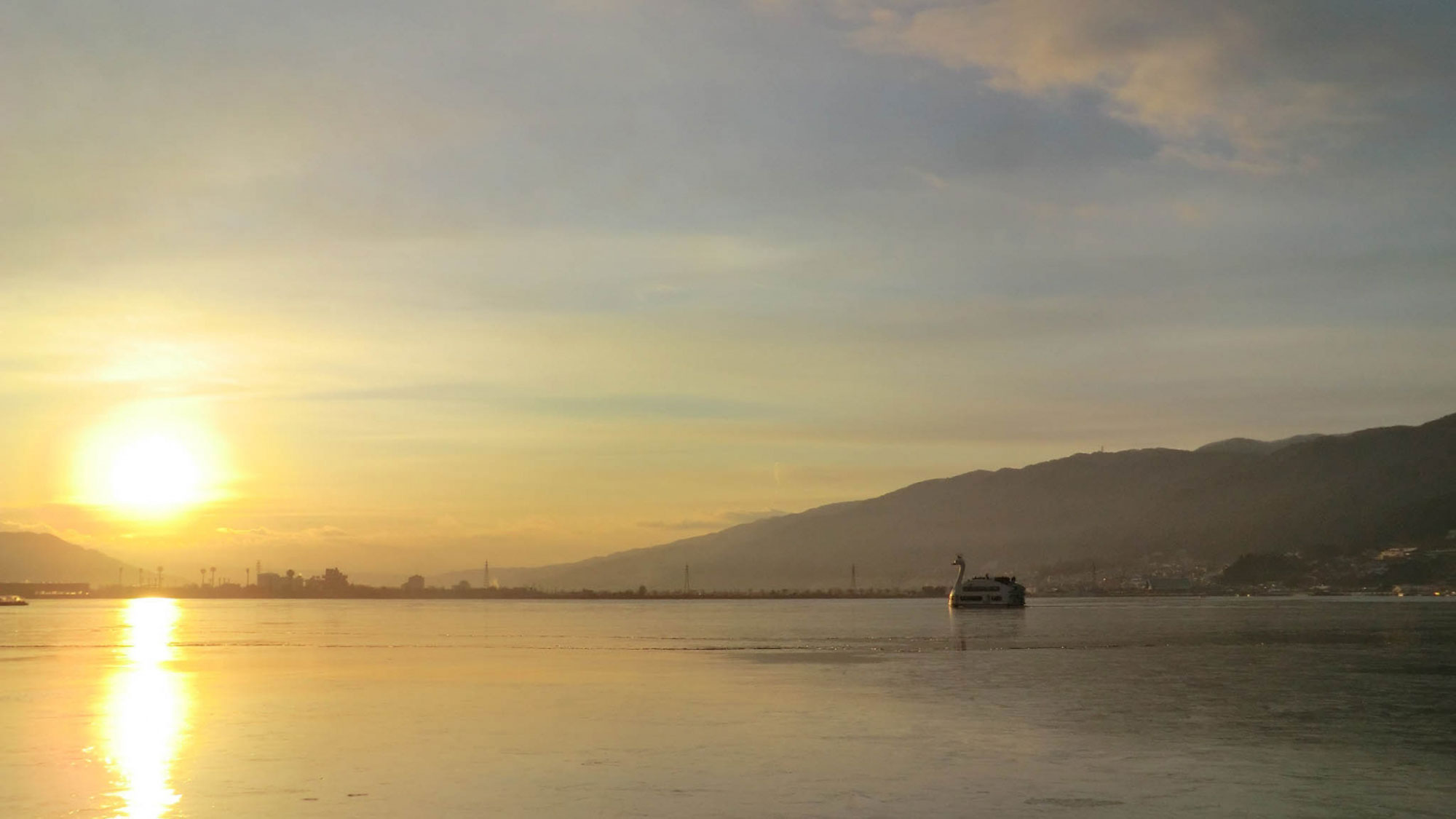 【周辺】夕暮れ時の諏訪湖