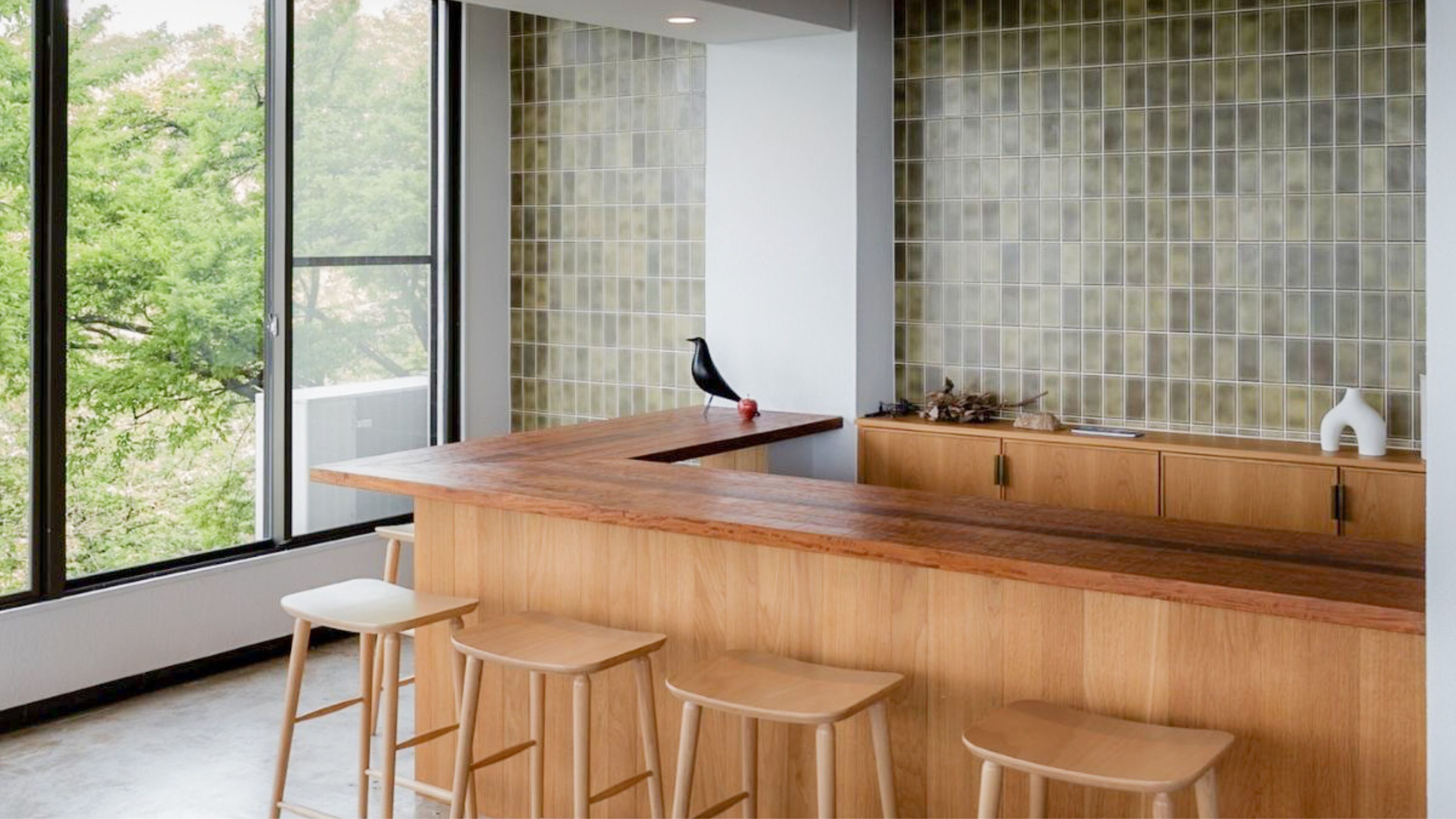 食堂のとなりにバーカウンター