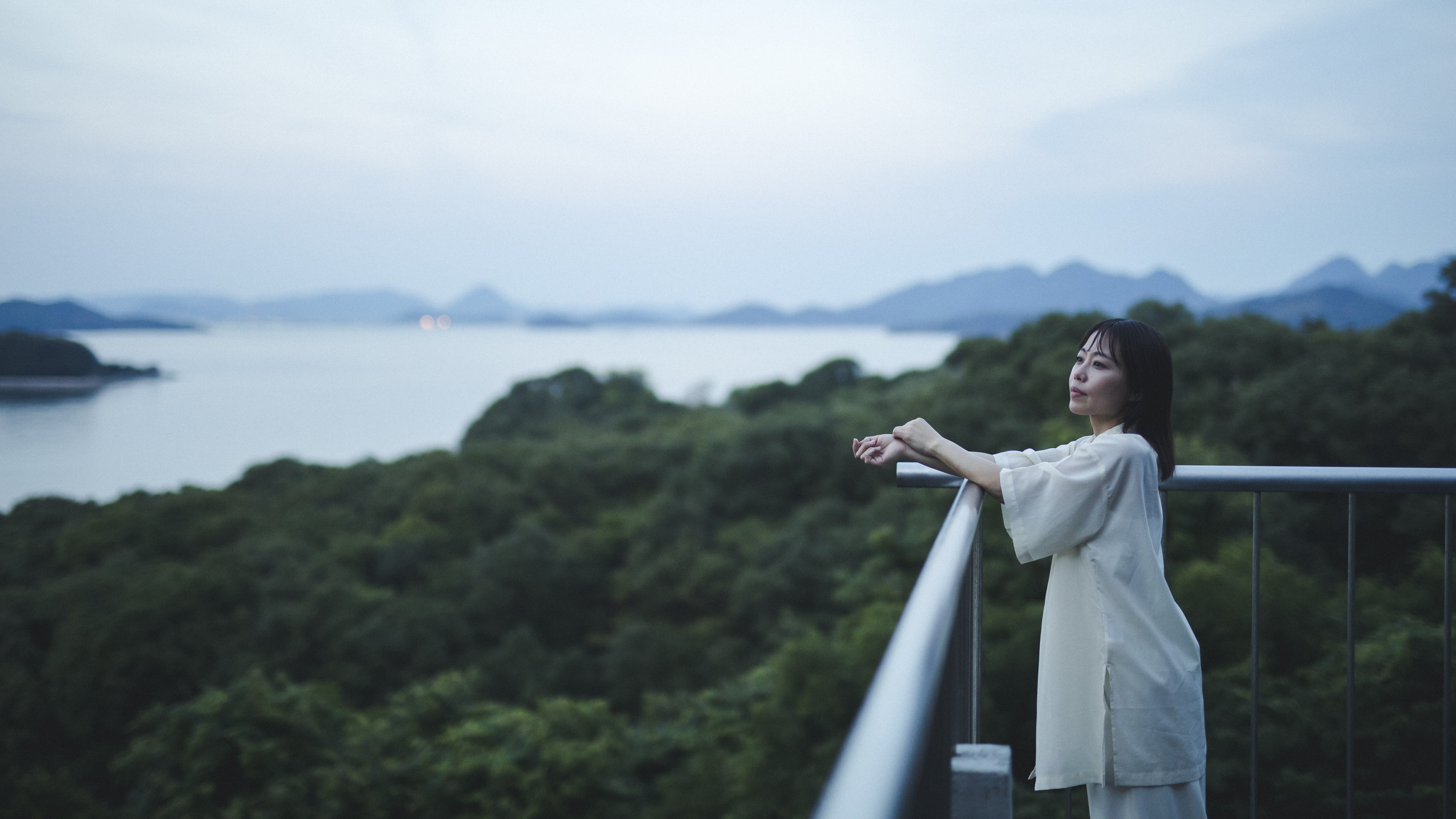 バルコニーから海を眺める