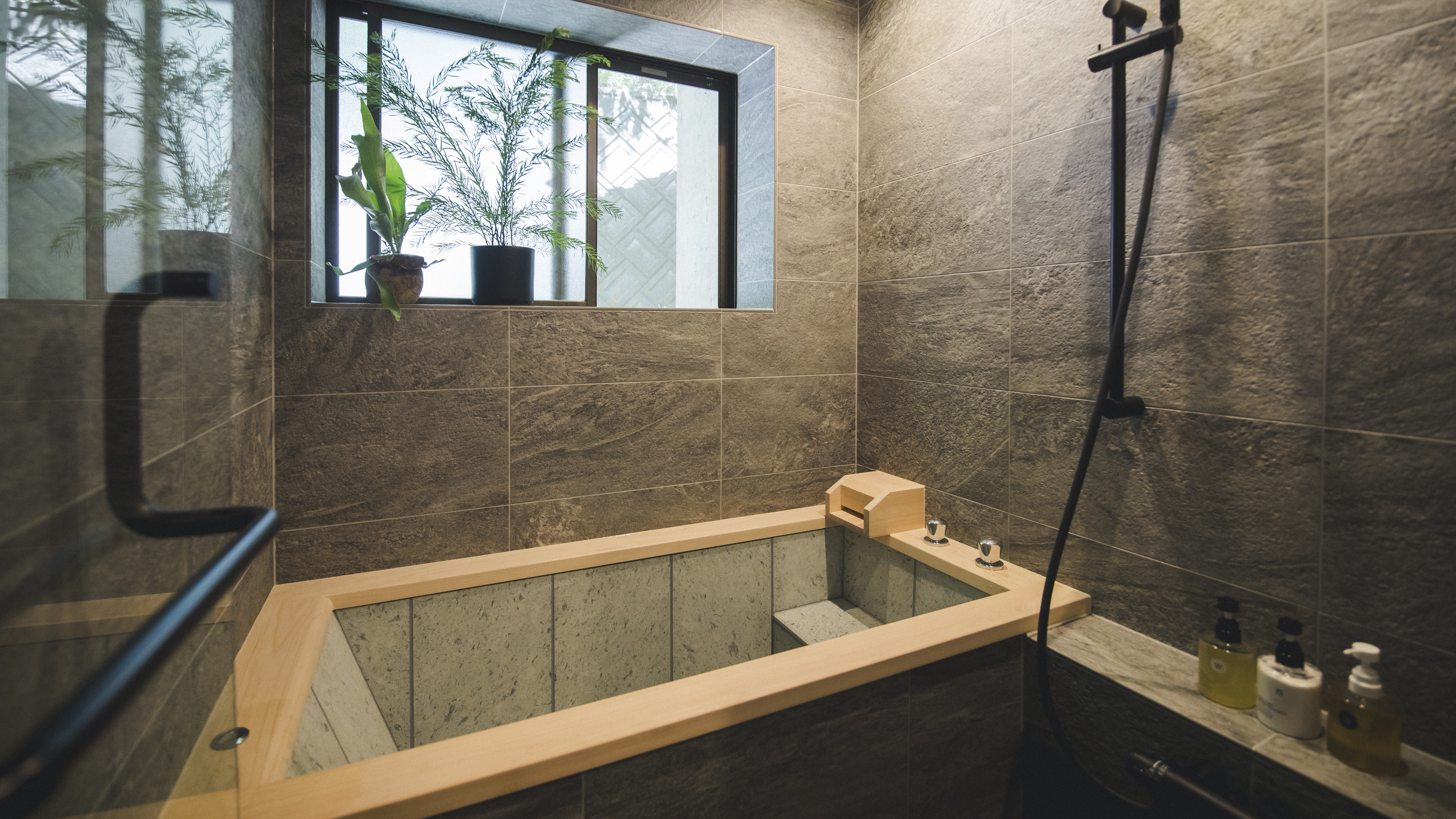 石とヒノキのお風呂