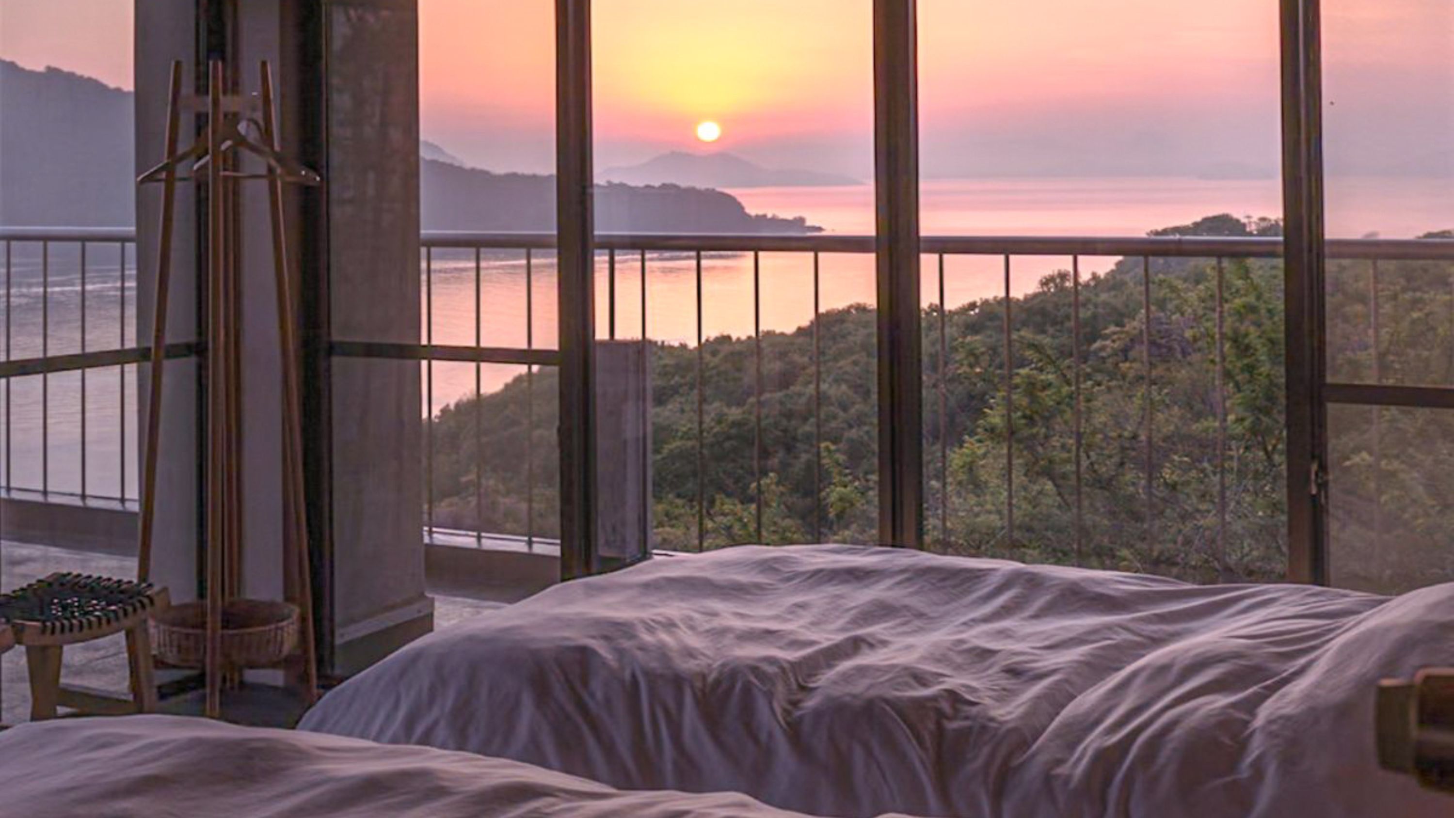 スイートルームから朝日が見えます