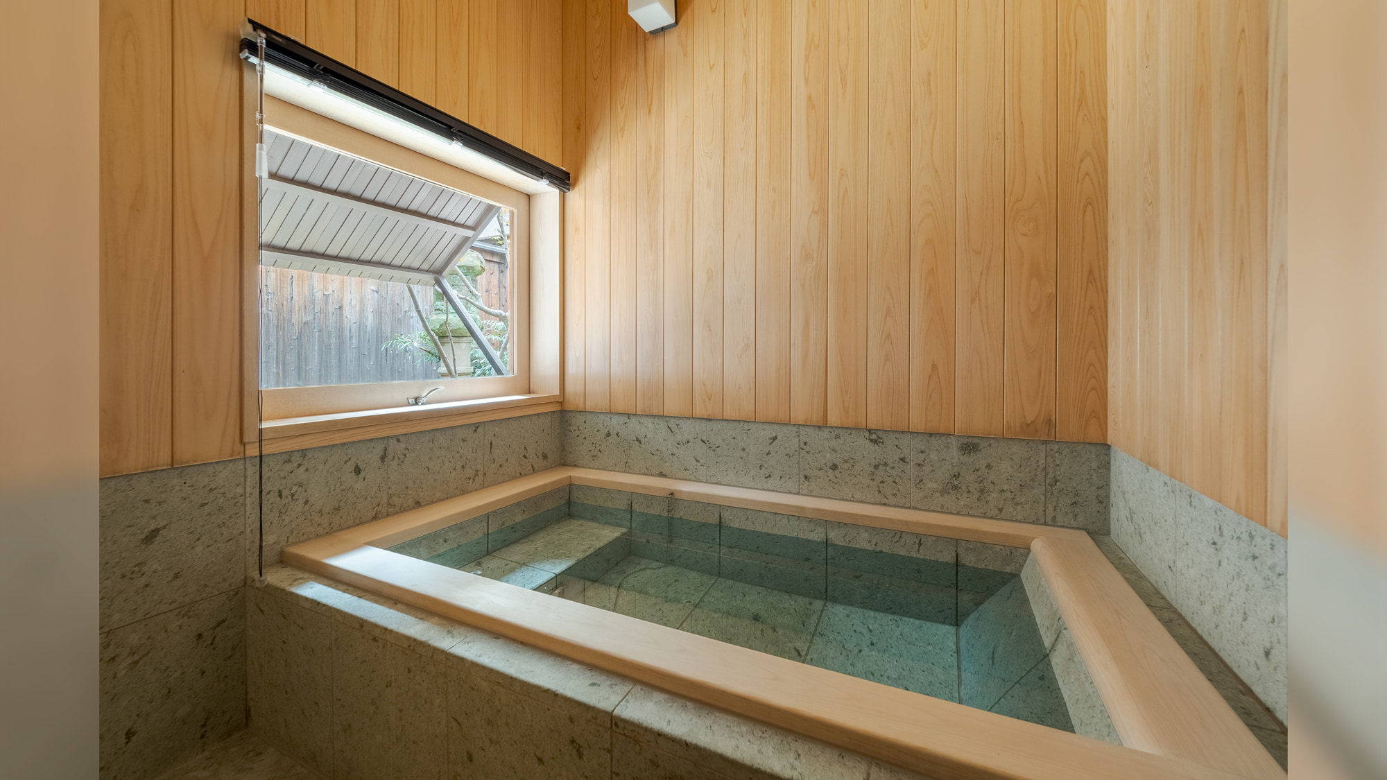 温もりのある木材を使ったリラックスできる浴室。