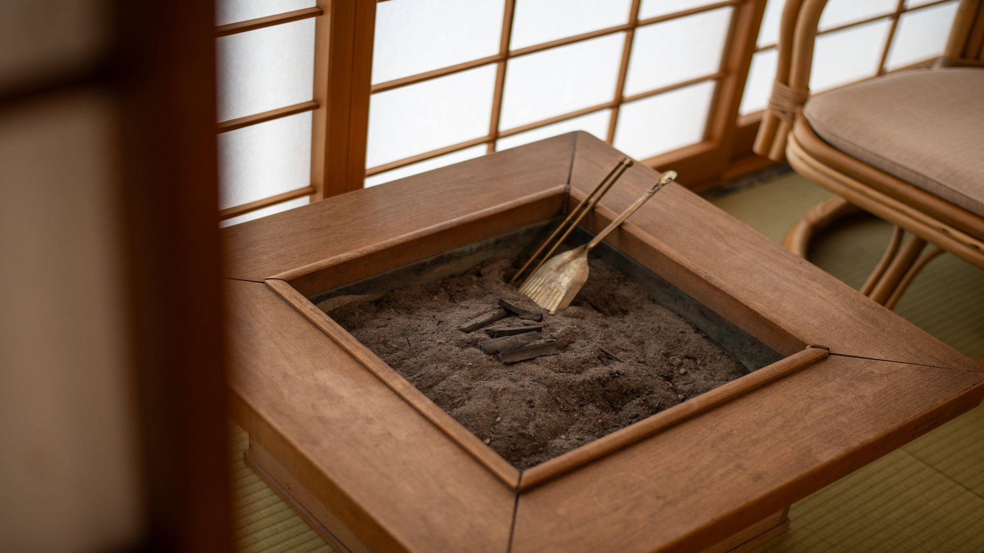 【テラス付き和室】囲炉裏で心温まる昔ながらの風情を体験。