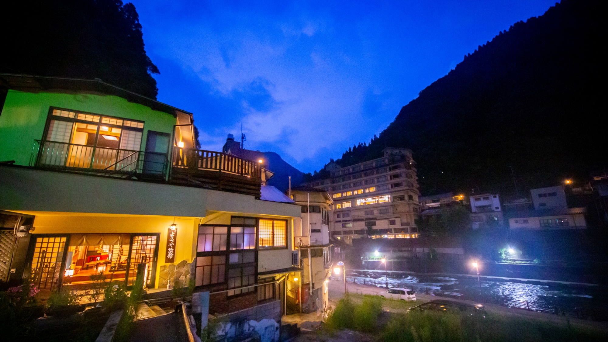 杖立川の流れに寄り添うように佇む当館