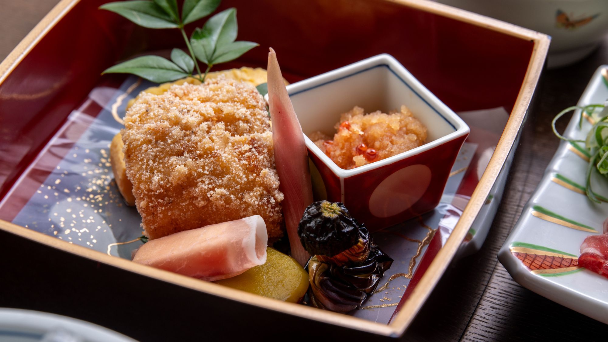 甘鯛のおかき揚げを中心に据えた、四季を味わう焼き八寸