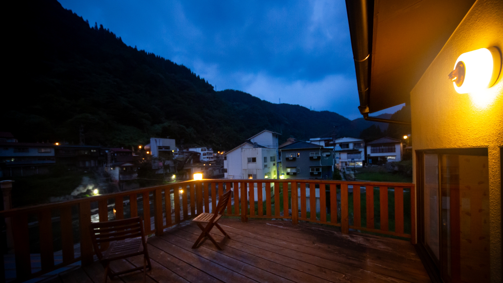 湯上りは川音を聞きながらひと休み　