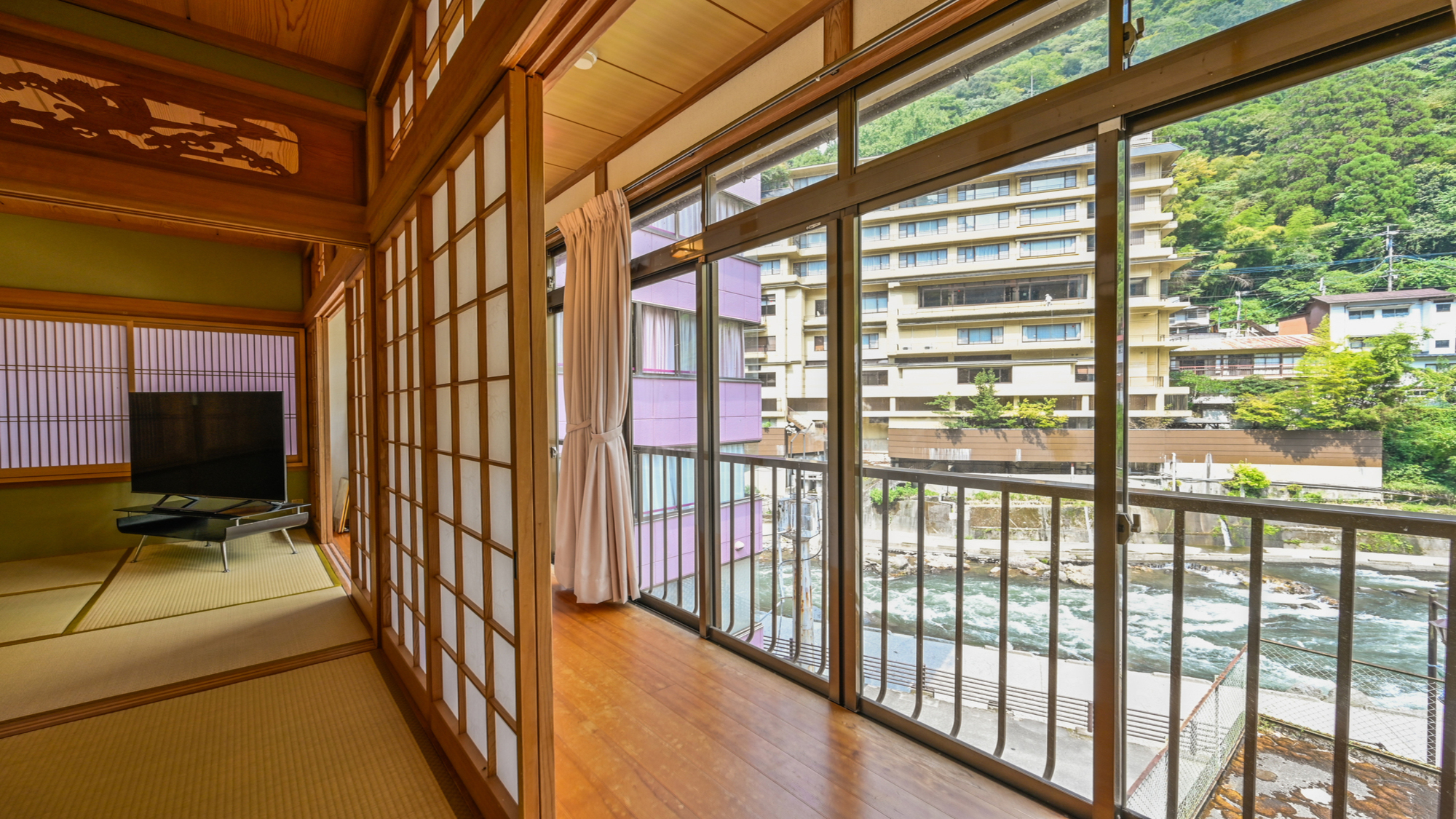 【和室6畳2間（杖立川の眺望）】耳をすませば川のせせらぎを間近に感じます