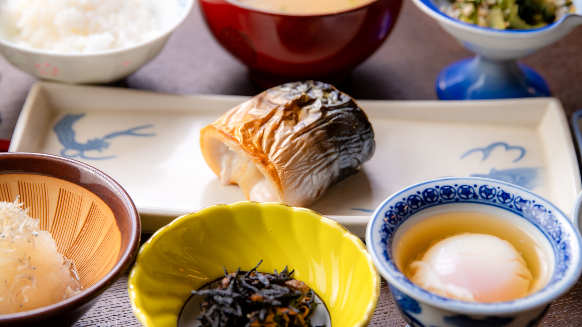 じっくり焼き上げた魚と豊富な小鉢で、朝のひとときを彩る贅沢な和朝食