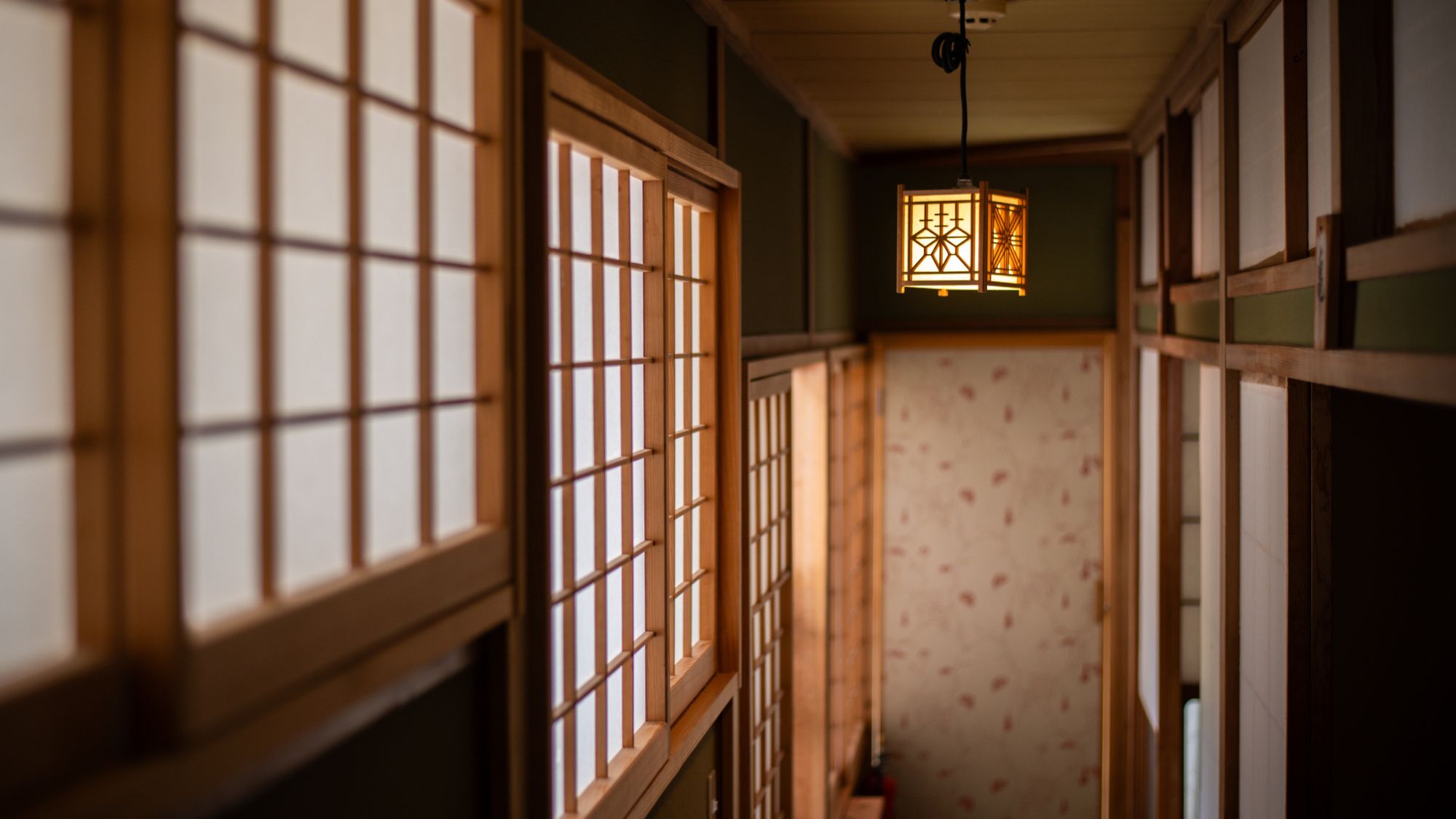 【テラス付き和室】やわらかな灯りと和の趣を感じる廊下
