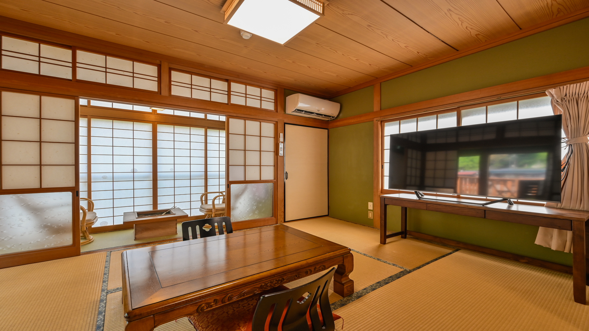 【テラス付き和室】広縁からの自然光が心地よい。畳の香りに包まれた空間です